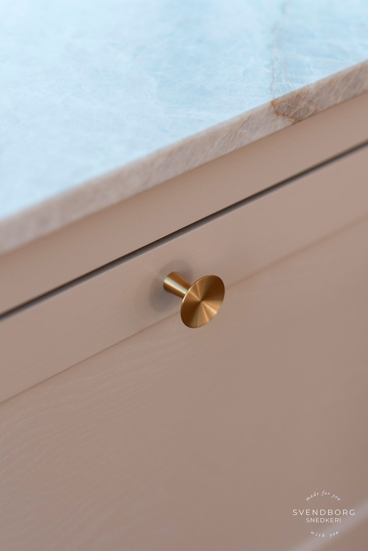 Møbelknop i børstet messing uden lak, Ø 30 mm - København • Chr. Jørgensen - Copenhagenhomedesign