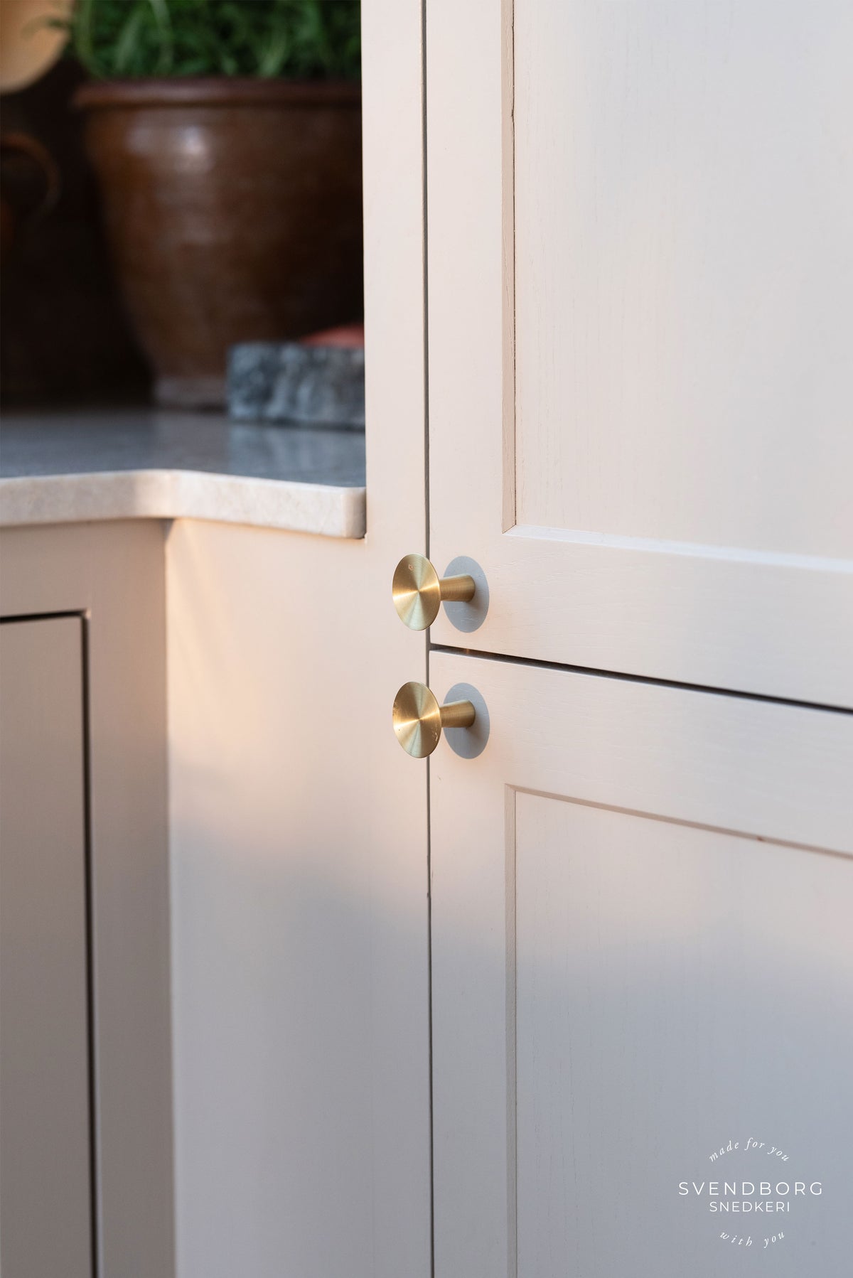 Møbelknop i børstet messing uden lak, Ø 30 mm - København • Chr. Jørgensen - Copenhagenhomedesign