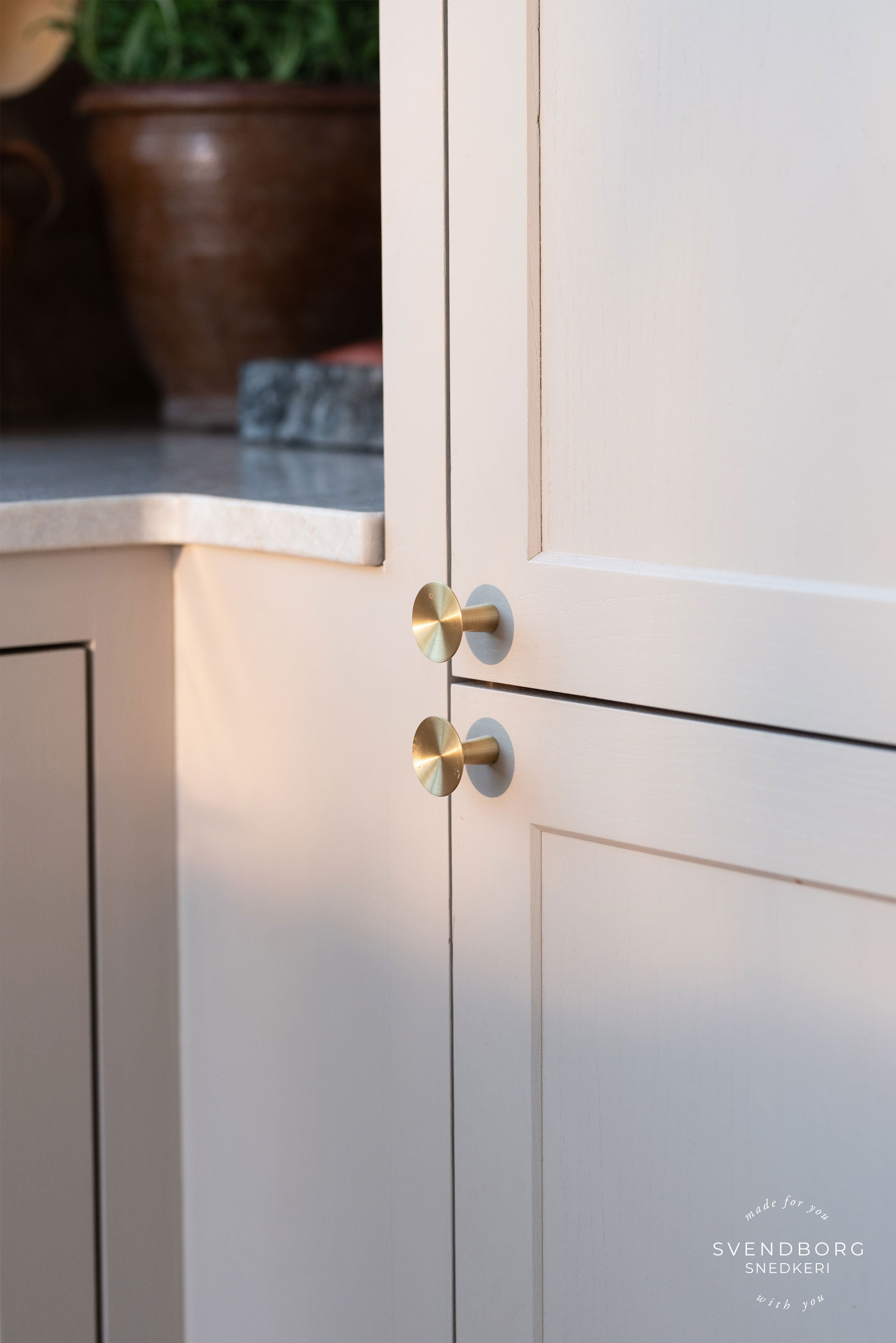 Møbelknop i børstet messing uden lak, Ø 30 mm - København • Chr. Jørgensen - Copenhagenhomedesign