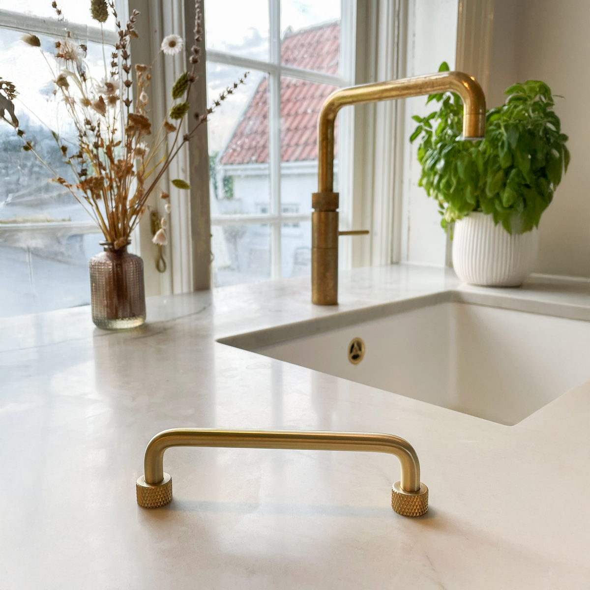 Køkkengreb i børstet messing uden lak - Trianglen • Chr. Jørgensen - Copenhagenhomedesign