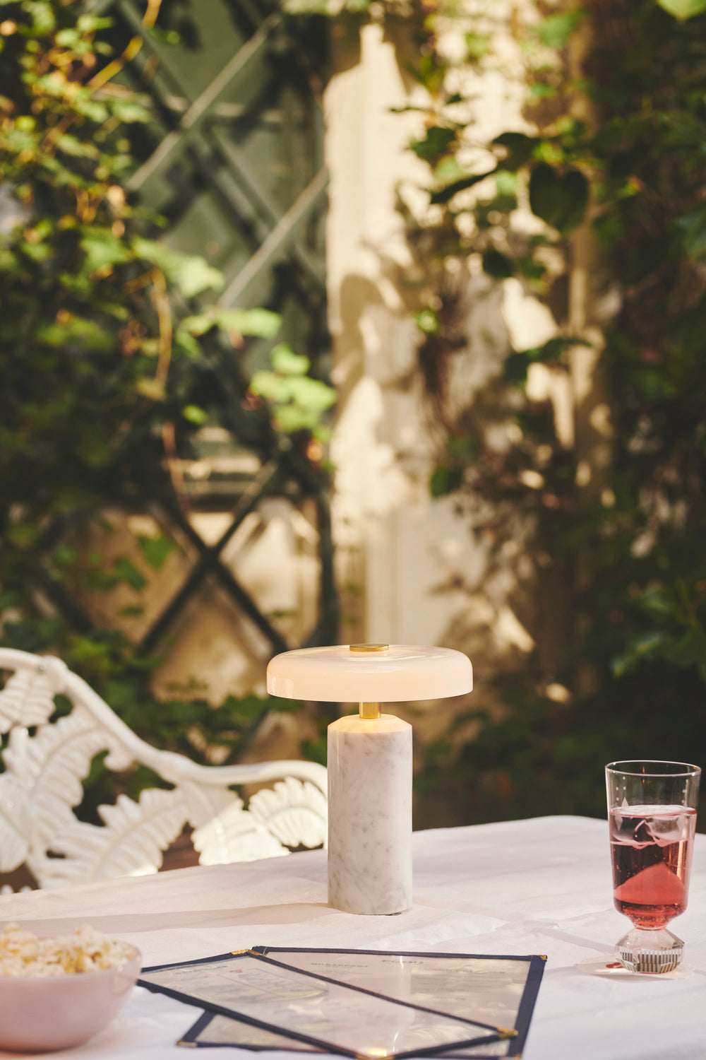 Trip Portable bordlampe, carrara/opal glossy • Design by Us