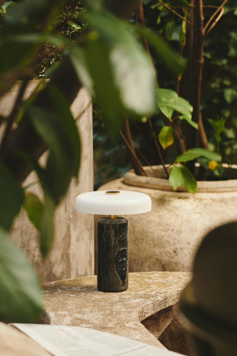 Trip Portable bordlampe, charcoal/opal matt • Design by Us
