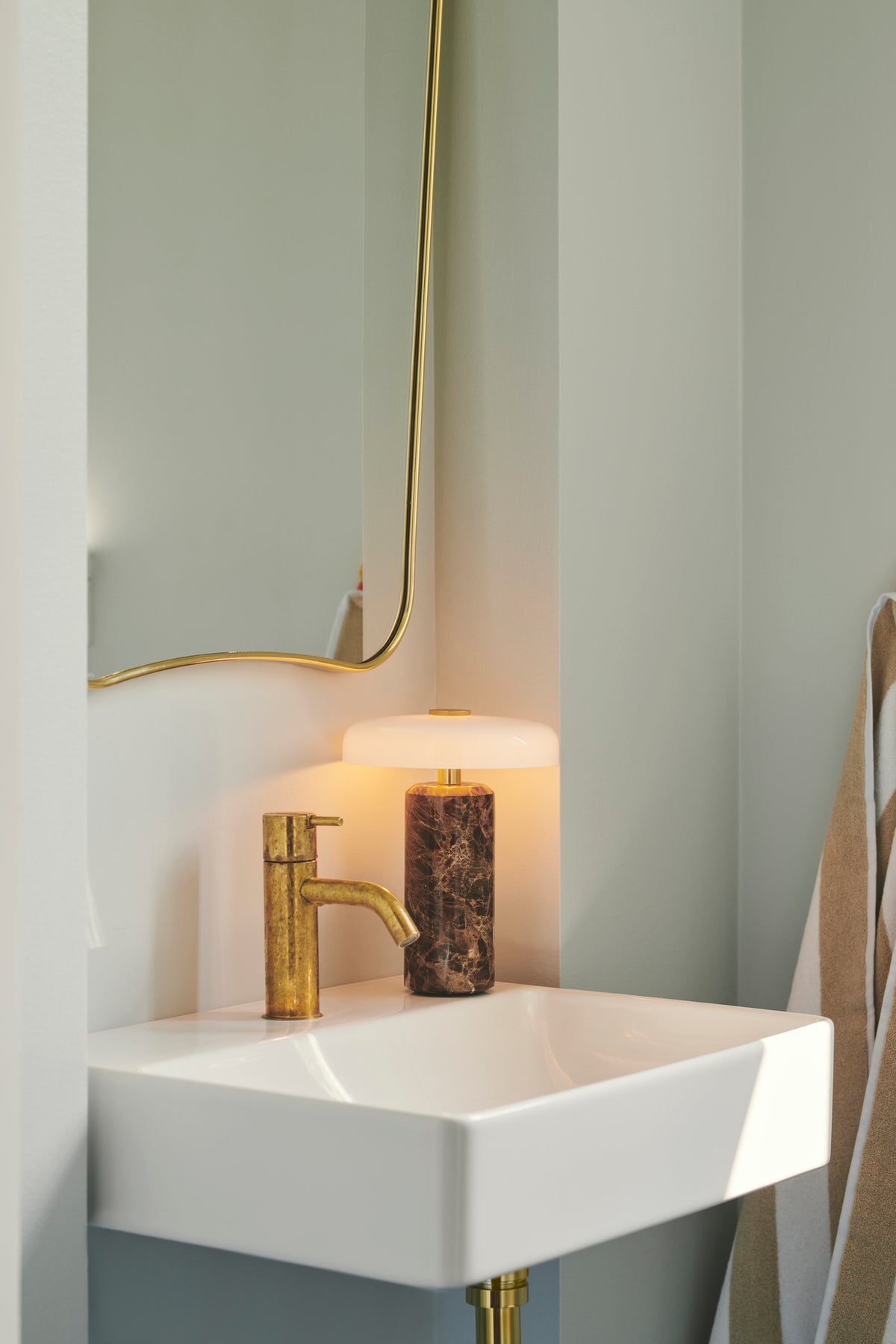 Trip Portable bordlampe, dark emperador/opal glossy • Design by Us - Copenhagenhomedesign