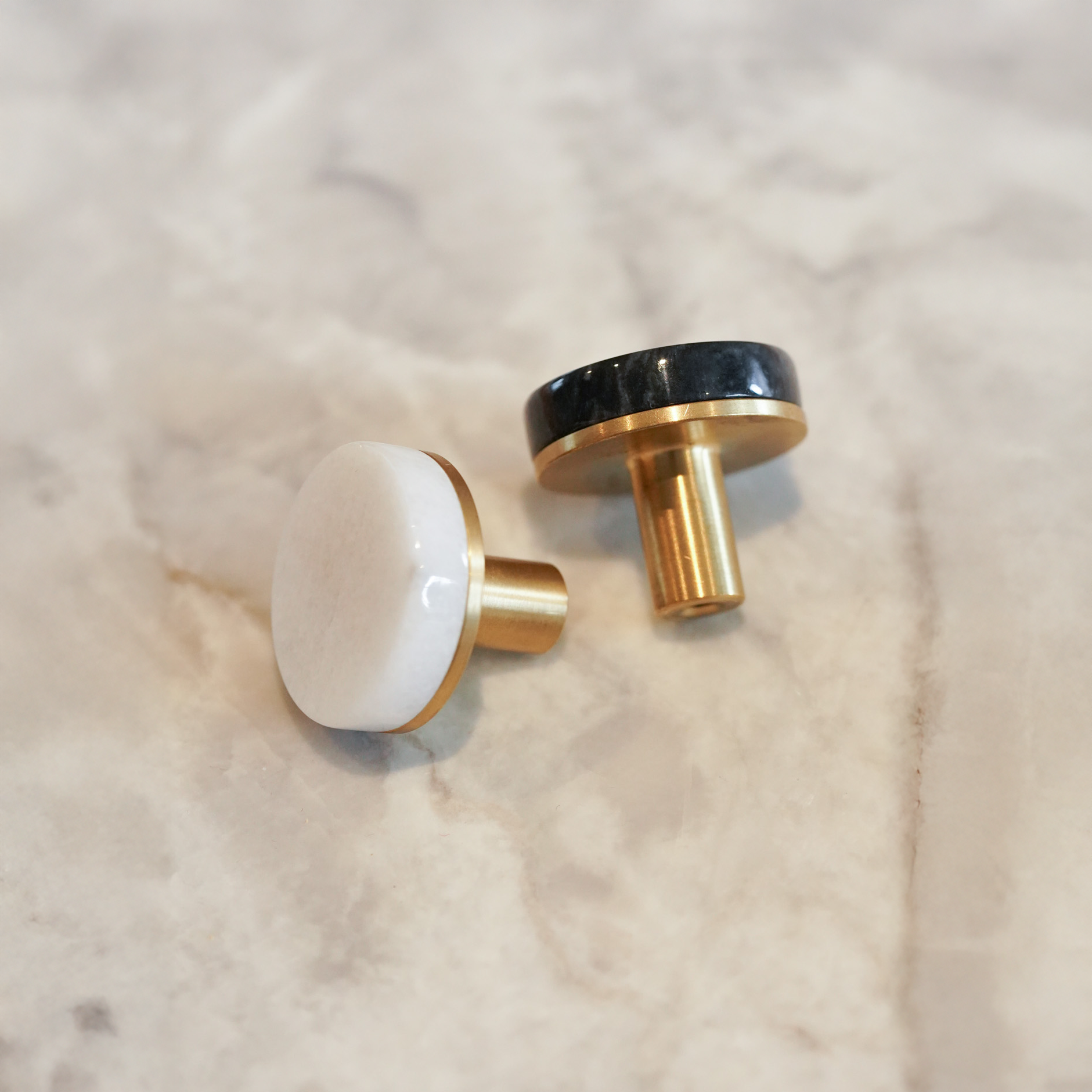 Trørød • Møbelknop, sort marmor og børstet massiv messing med lak