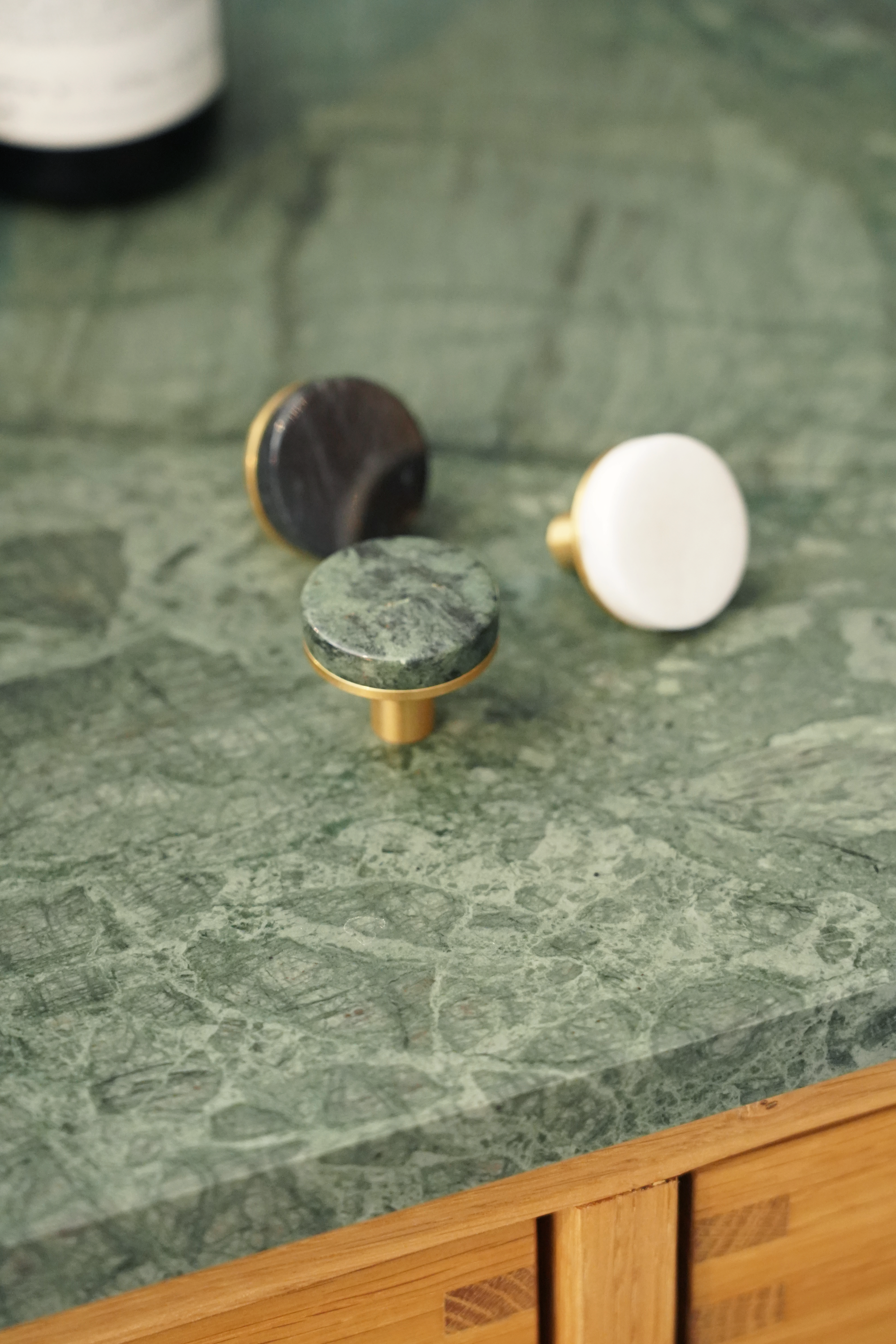 Trørød • Møbelknop, grøn marmor og børstet massiv messing med lak