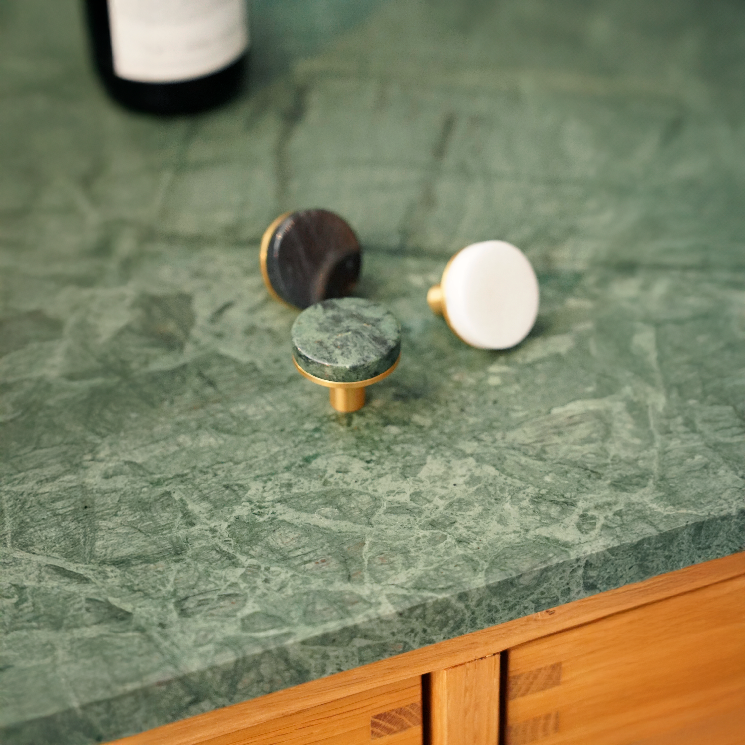 Trørød • Møbelknop, sort marmor og børstet massiv messing med lak