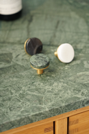 Trørød • Møbelknop i grøn marmor og børstet massiv messing med lak