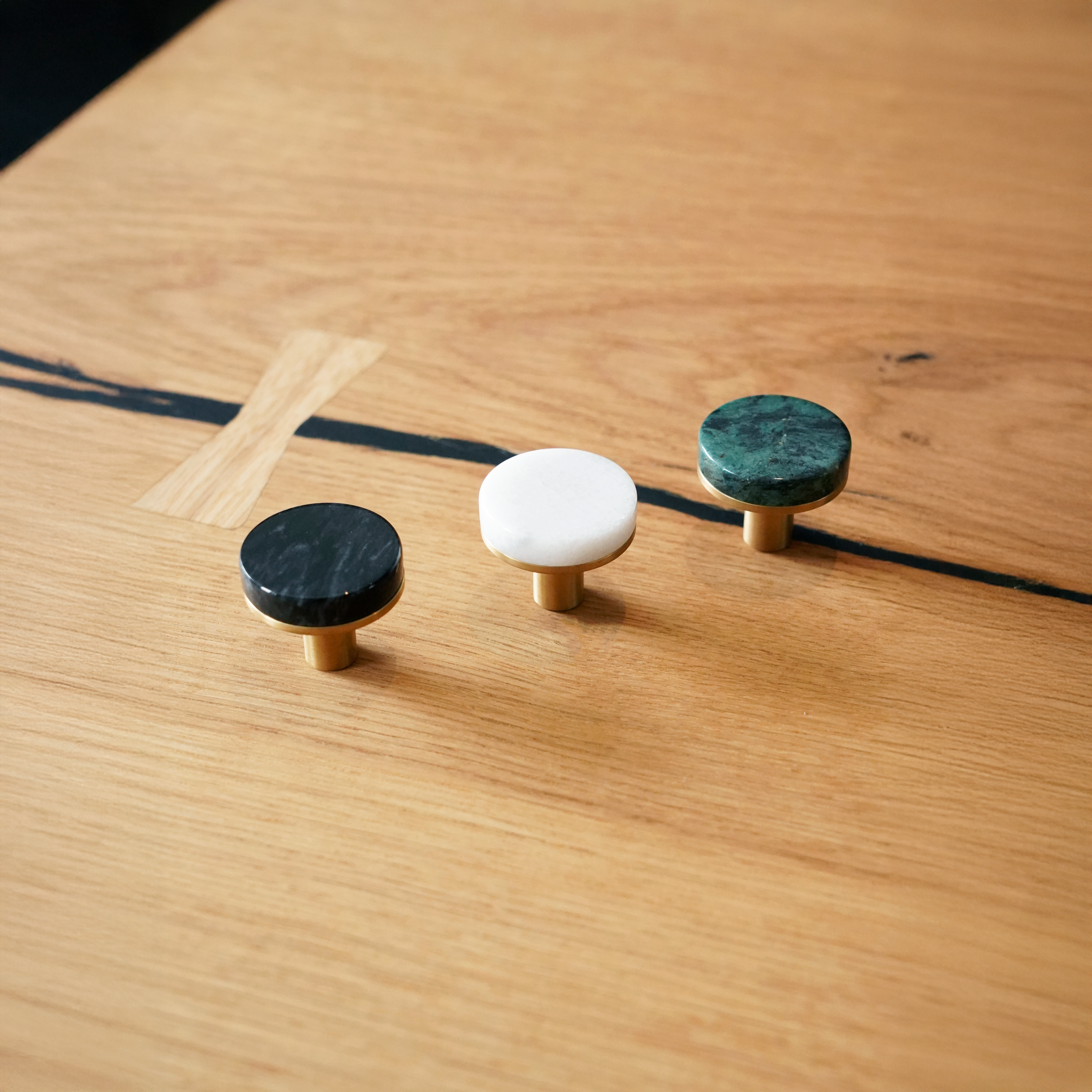 Trørød • Møbelknop, sort marmor og børstet massiv messing med lak