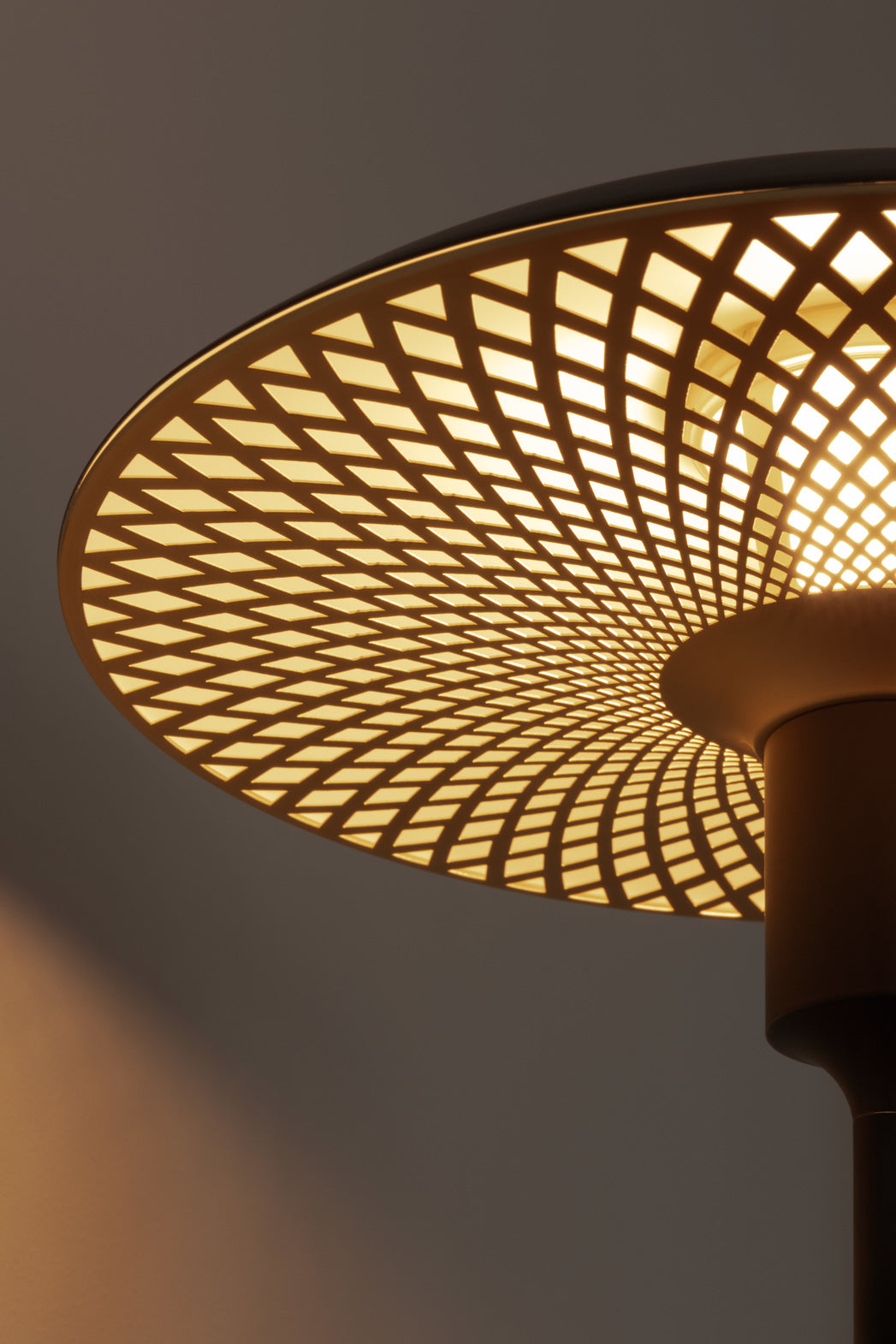 Manta Ray bordlampe, sort og messing • UMAGE