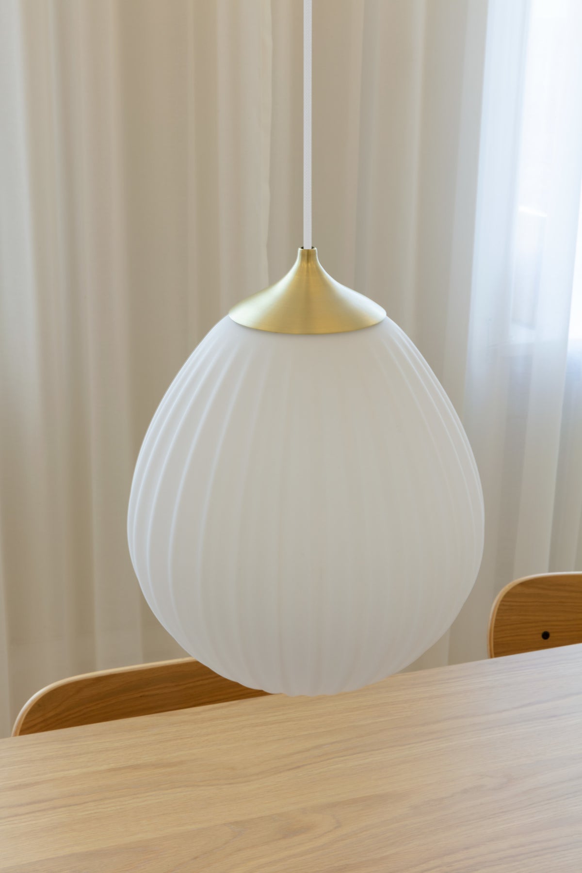 Around the World pendel med roset, hvid og børstet messing look • UMAGE - Copenhagenhomedesign