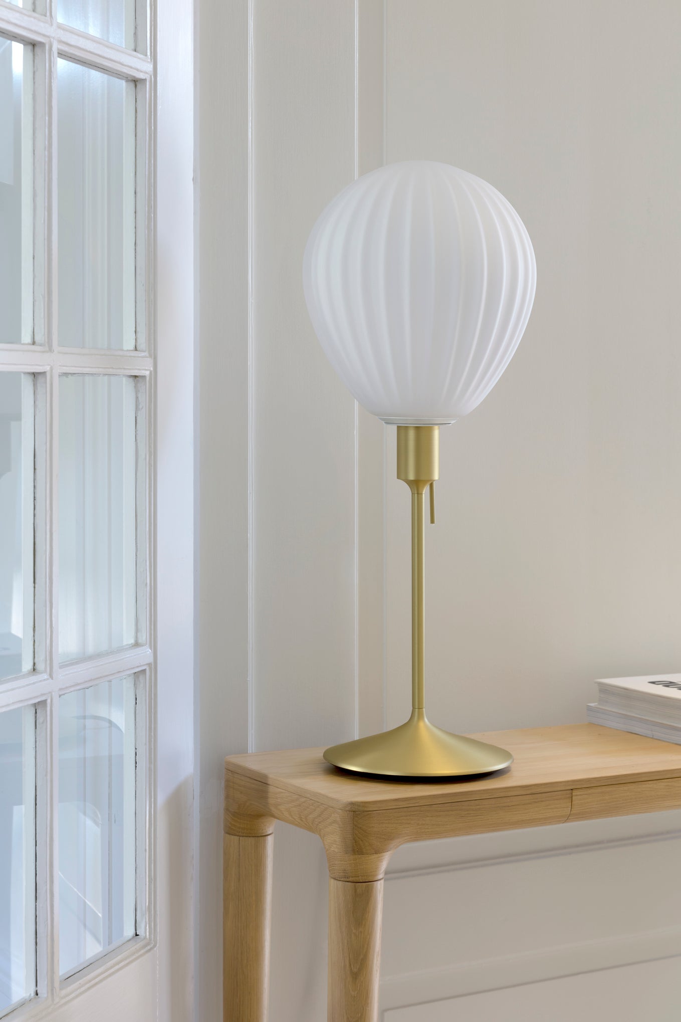 Around the World bordlampe, hvid og børstet messing look • UMAGE