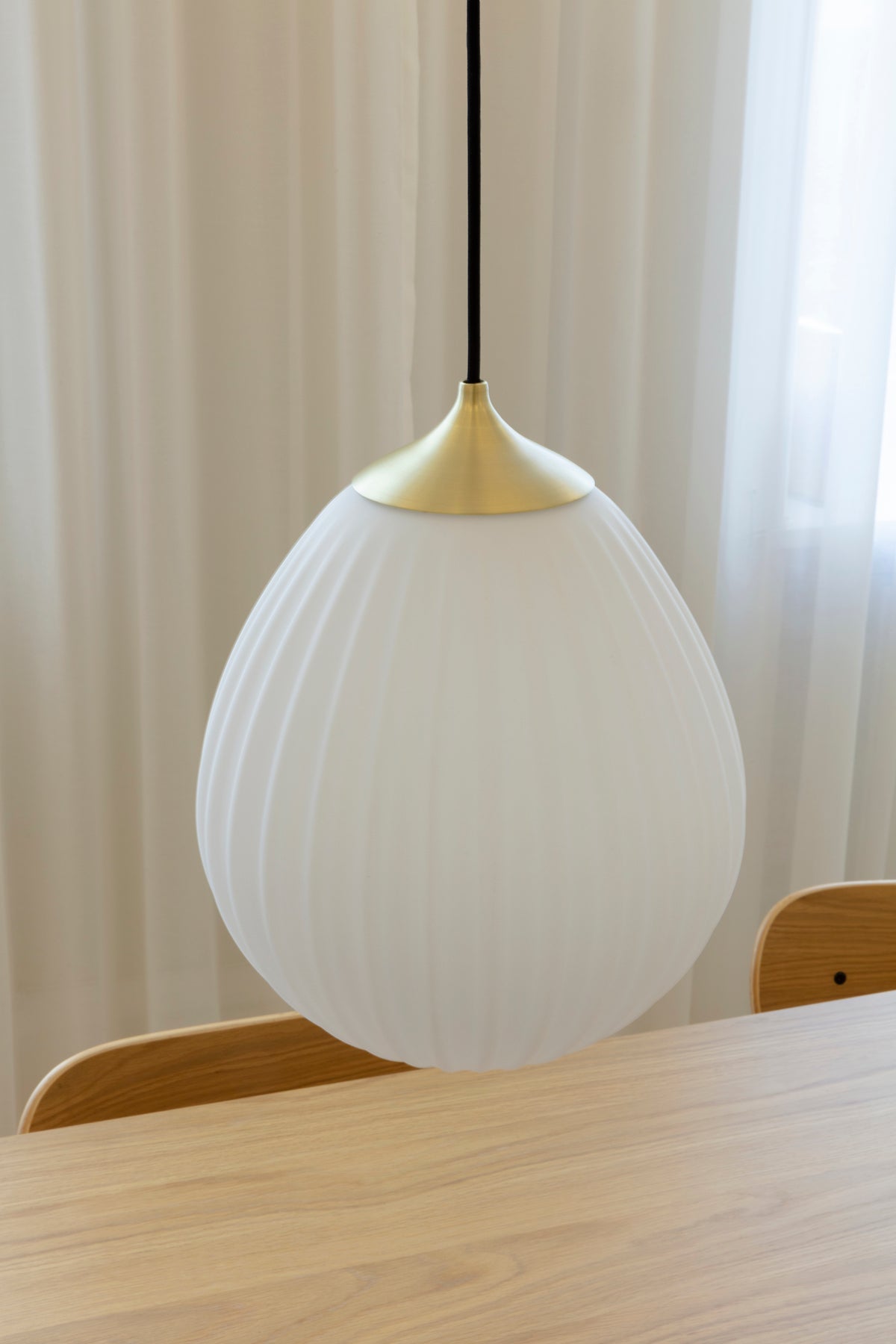 Around the World pendel med roset, hvid, børstet messing look og sort • UMAGE - Copenhagenhomedesign
