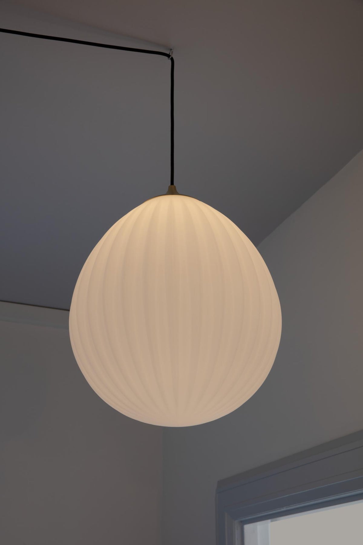 Around the World pendel med roset, hvid, børstet messing look og sort • UMAGE - Copenhagenhomedesign