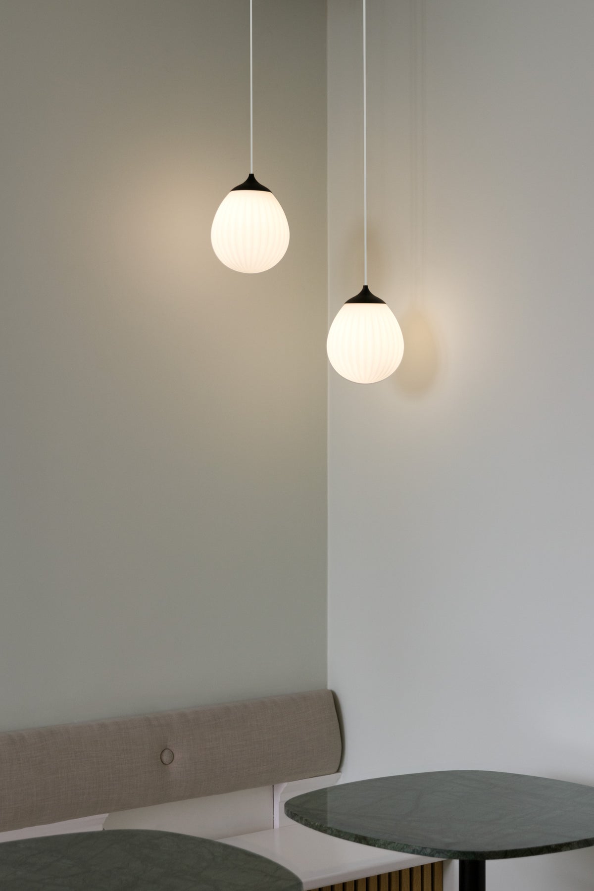 Around the World pendel med roset, hvid og sort • UMAGE - Copenhagenhomedesign