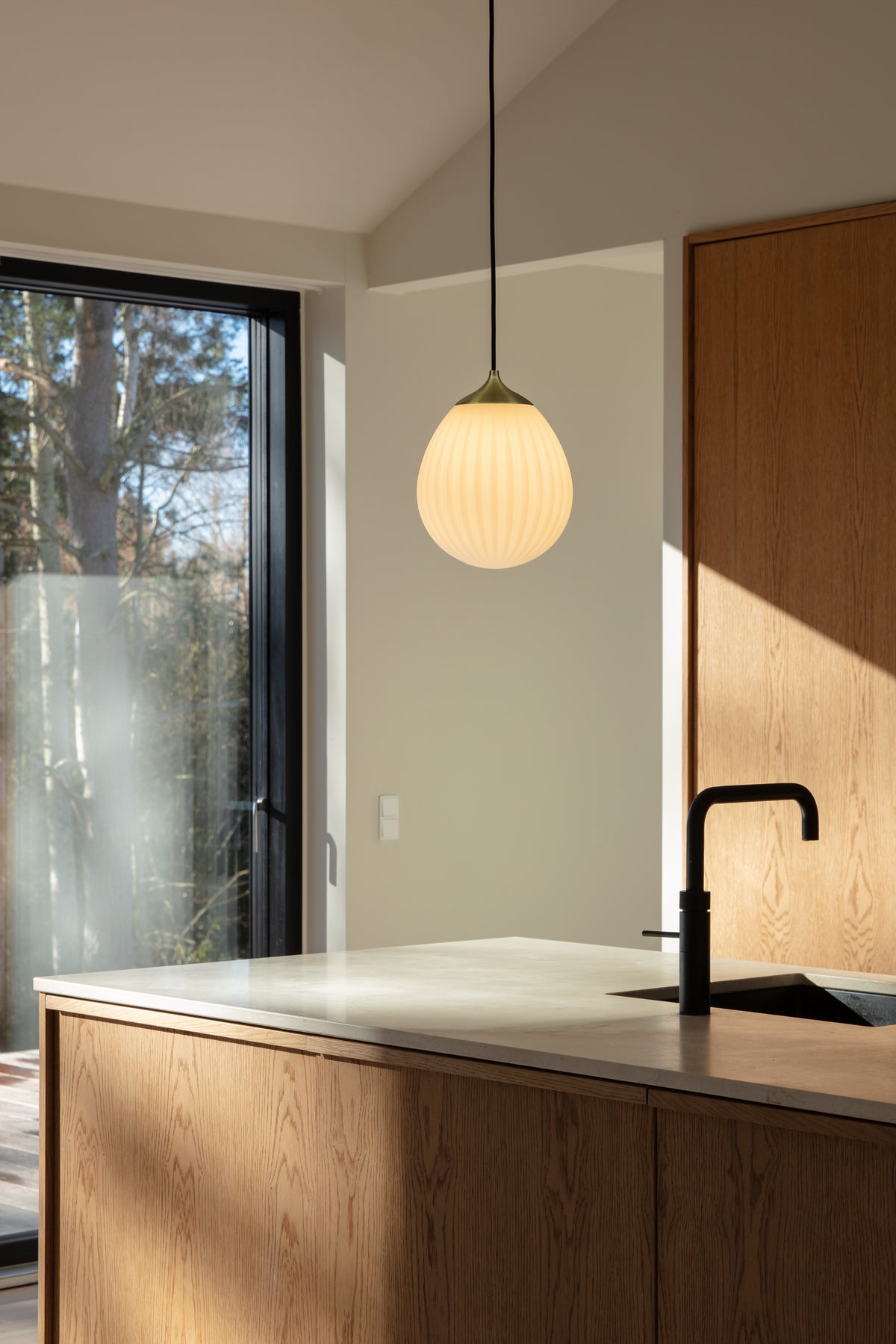Around the World pendel med roset, hvid, børstet messing look og sort • UMAGE - Copenhagenhomedesign