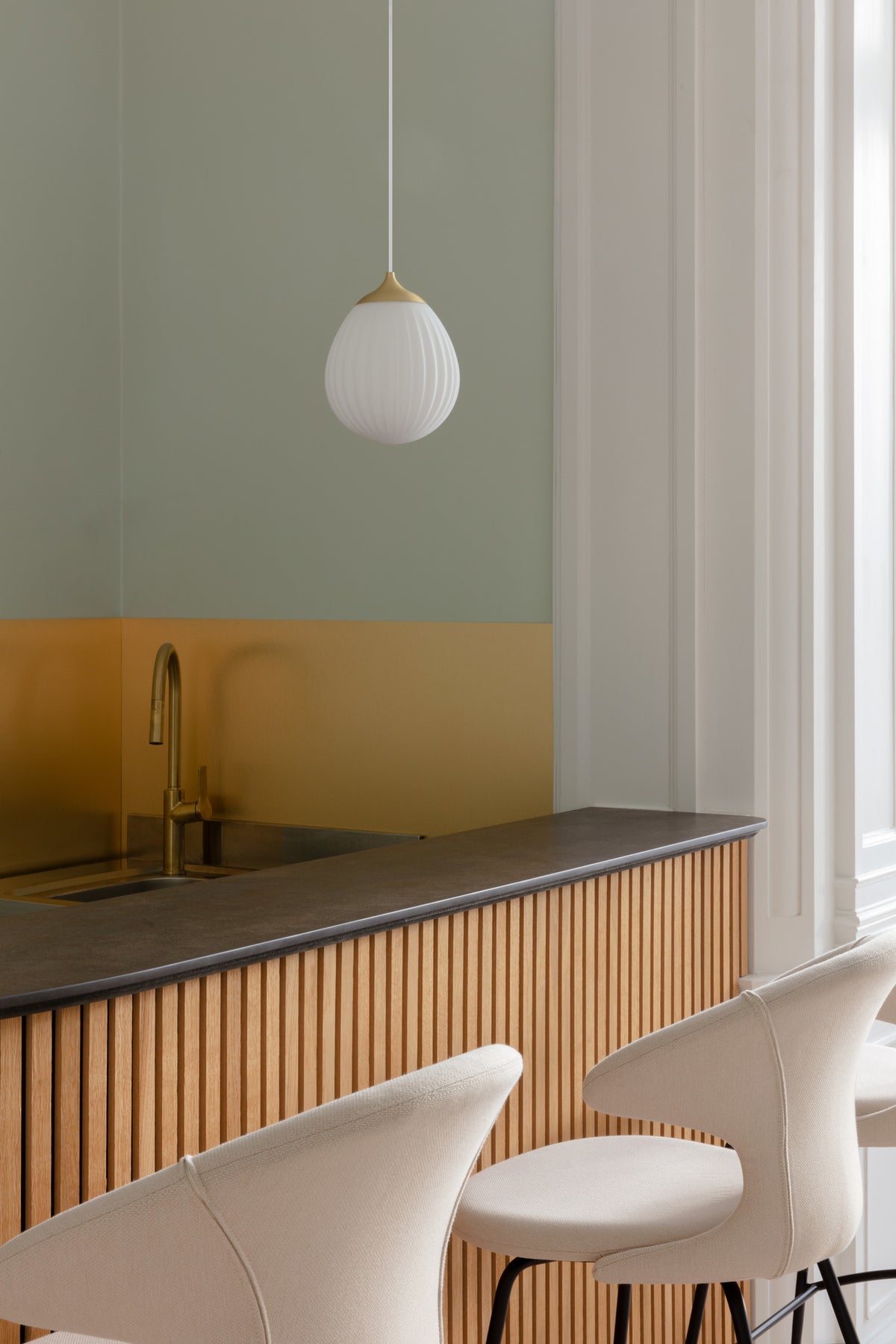 Around the World pendel med roset, hvid og børstet messing look • UMAGE - Copenhagenhomedesign