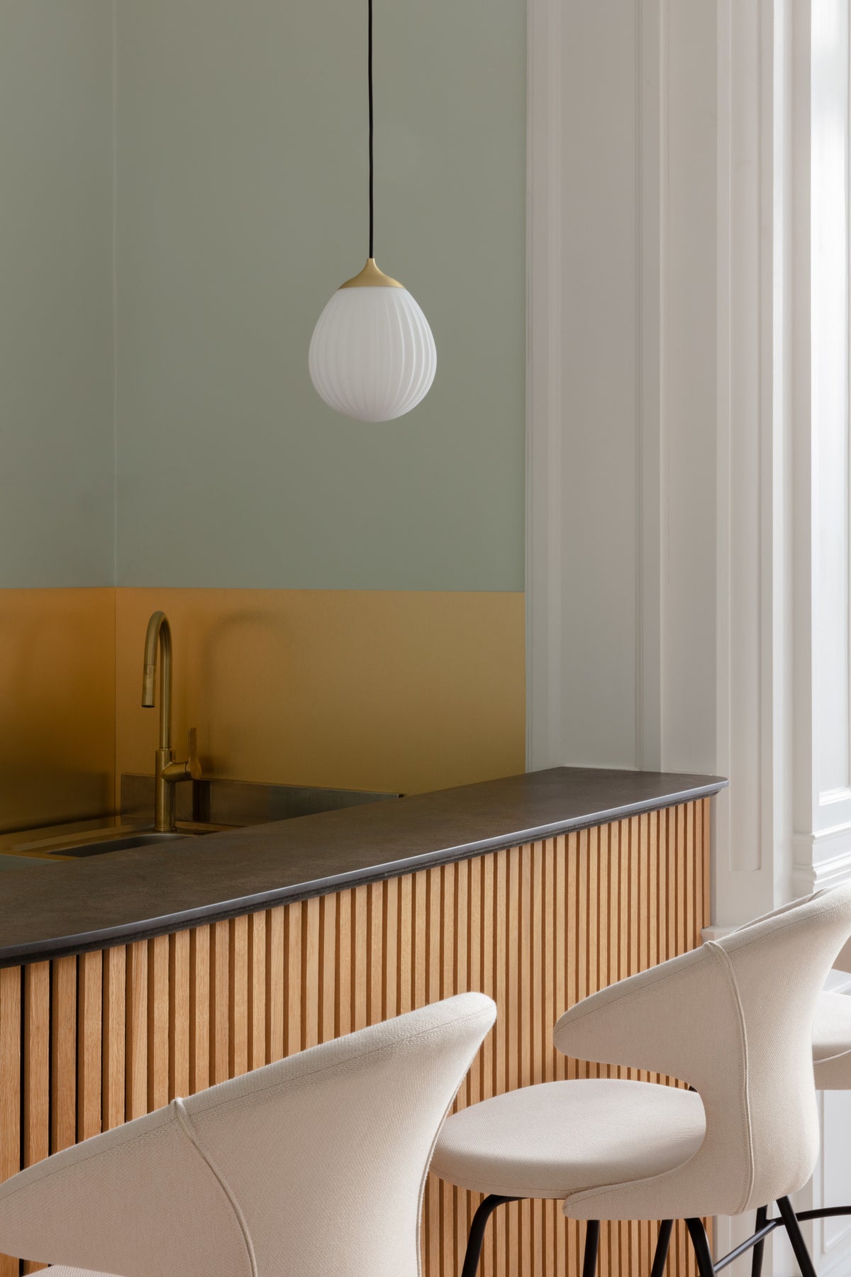 Around the World pendel med roset, hvid, børstet messing look og sort • UMAGE - Copenhagenhomedesign