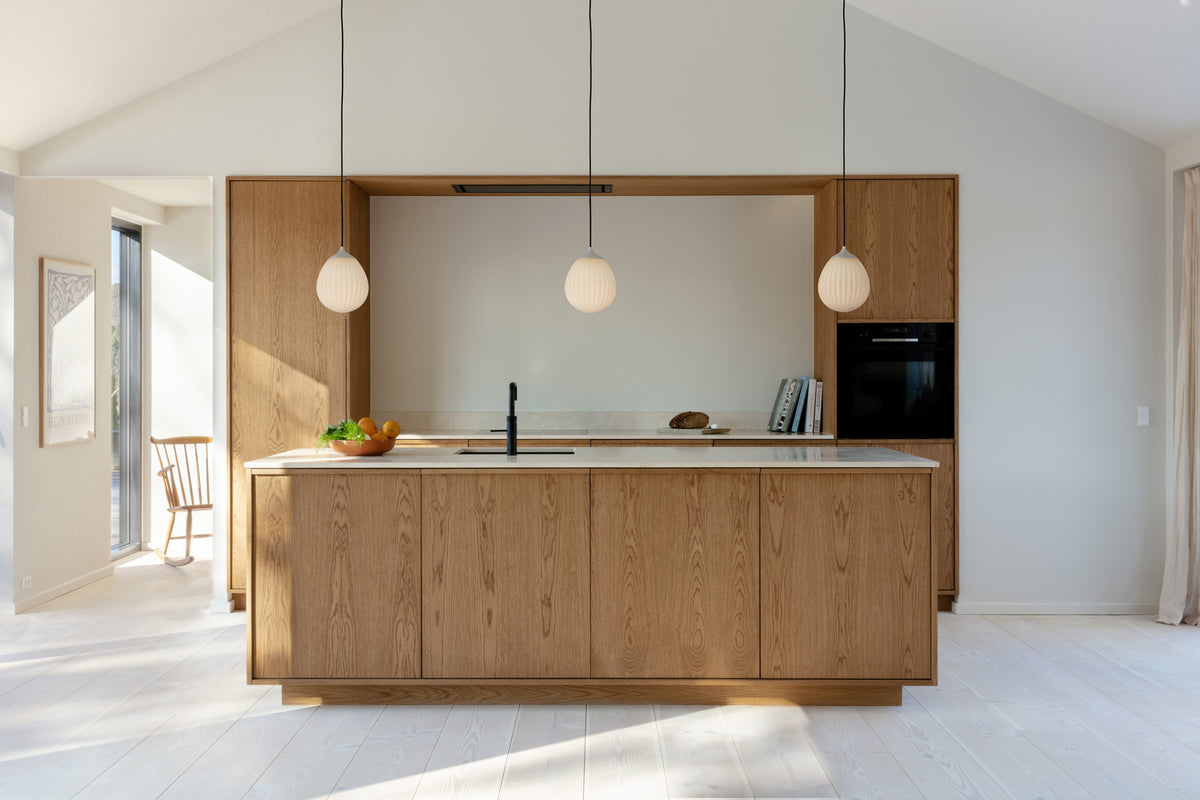 Around the World pendel med roset, hvid, børstet stål look og sort • UMAGE - Copenhagenhomedesign