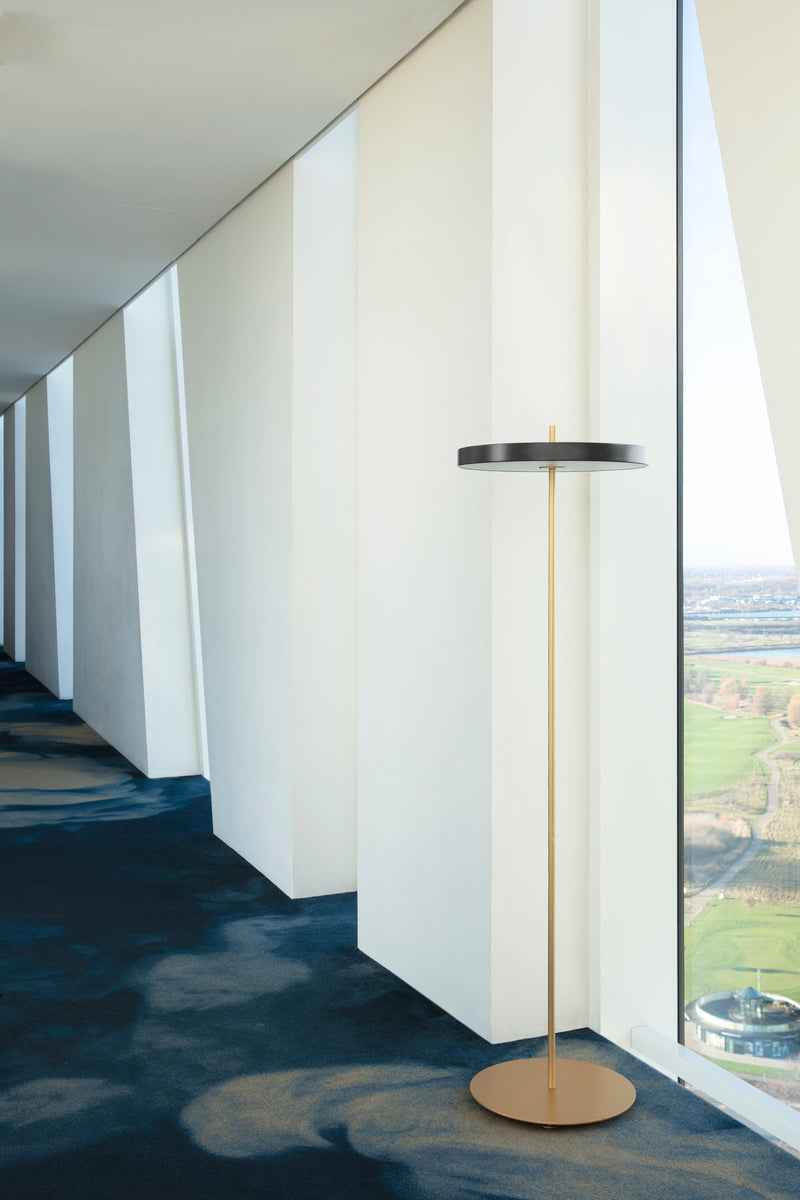 Asteria Floor gulvlampe, sort og messing • UMAGE