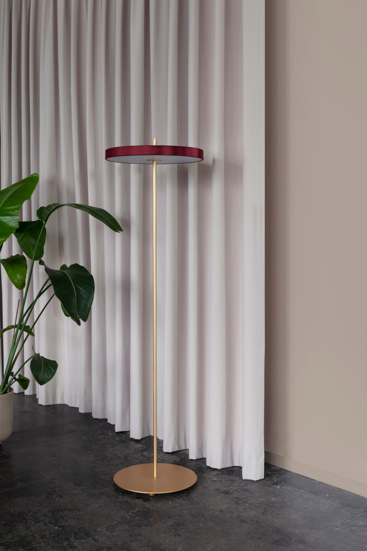 Asteria Floor gulvlampe, rød og messing • UMAGE - Copenhagenhomedesign
