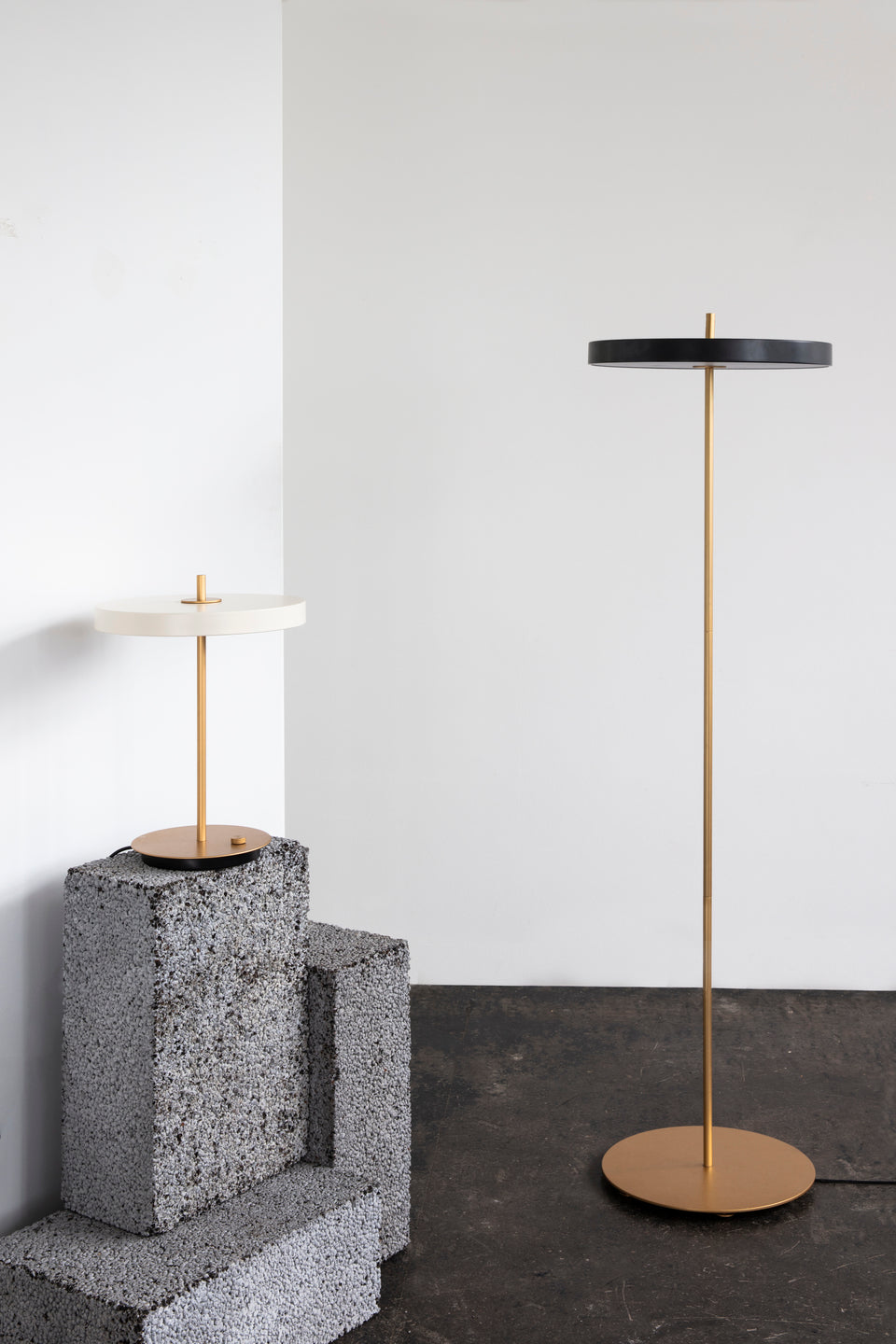 Asteria Floor gulvlampe, sort og messing • UMAGE