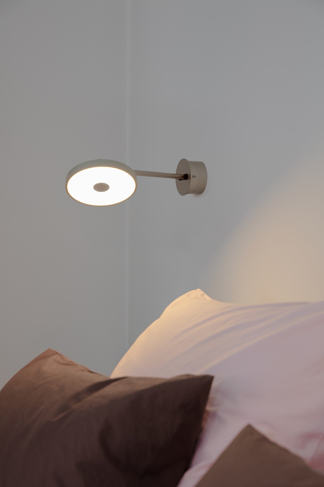 Asteria Wall væglampe (med hardwire add on), lysegrå (mist) og stål • UMAGE