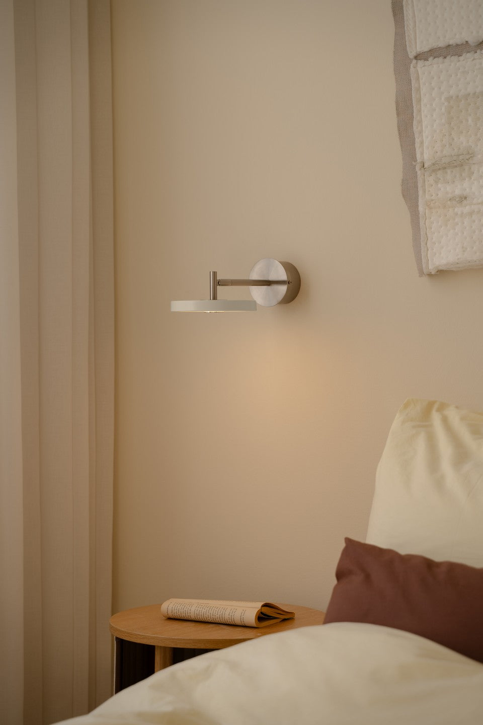 Asteria Wall væglampe (med hardwire add on), lysegrå (mist) og stål • UMAGE