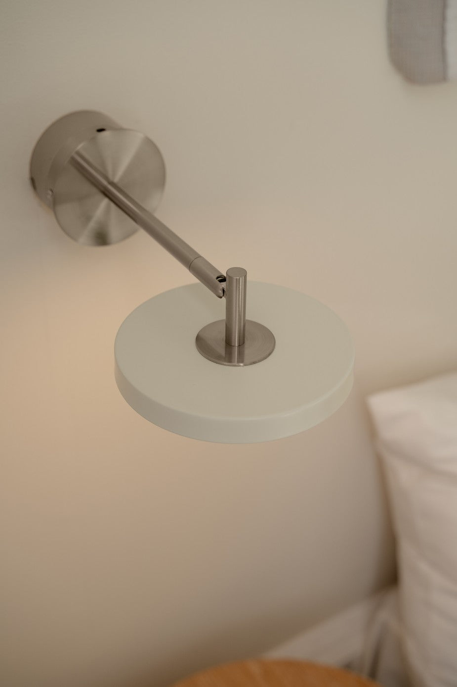 Asteria Wall væglampe (med hardwire add on), lysegrå (mist) og stål • UMAGE