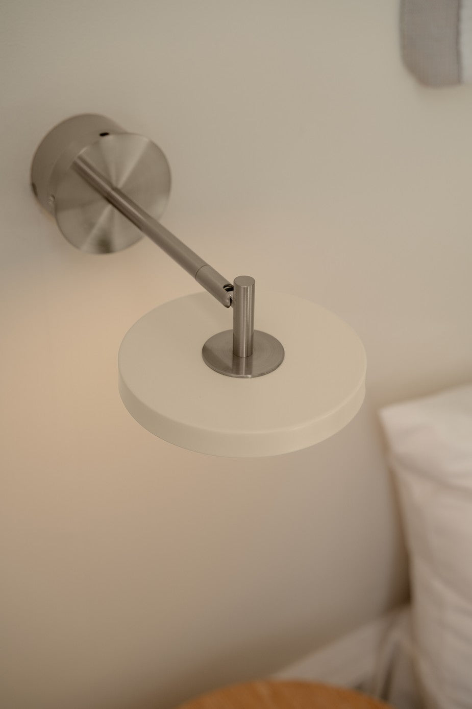 Asteria Wall væglampe (med hardwire add on), hvid og stål • UMAGE