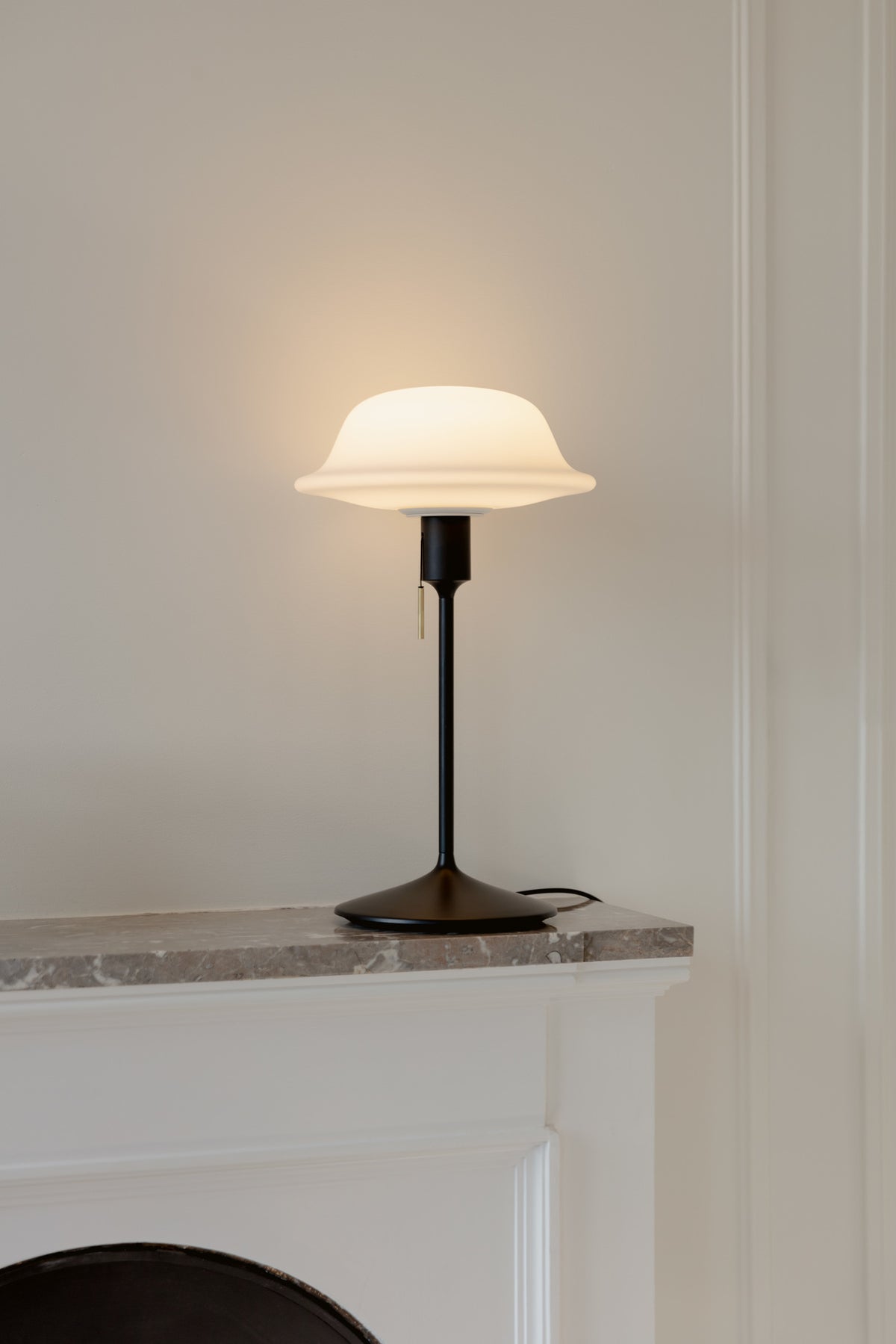 Butler bordlampe, hvid og sort • UMAGE - Copenhagenhomedesign