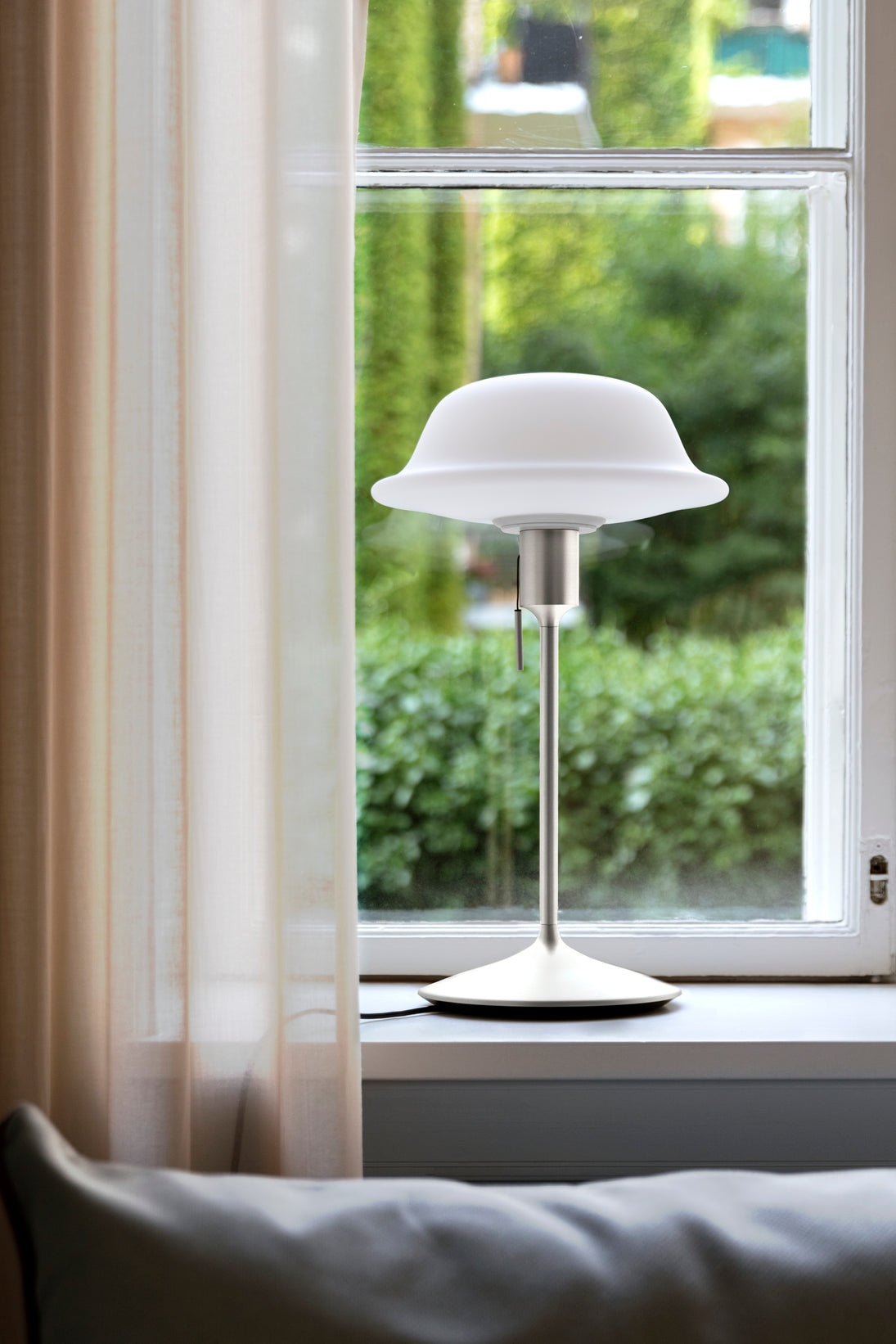 Butler bordlampe, hvid og børstet stål look • UMAGE