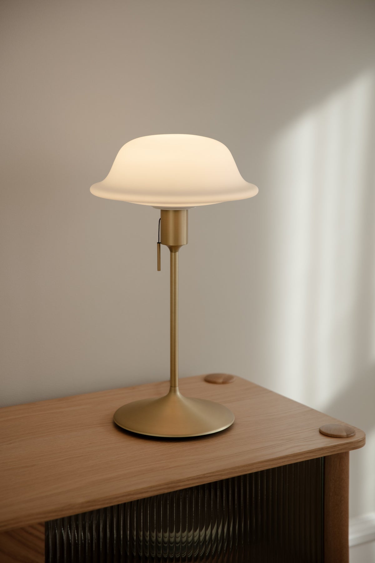 Butler bordlampe, hvid og børstet messing look • UMAGE - Copenhagenhomedesign