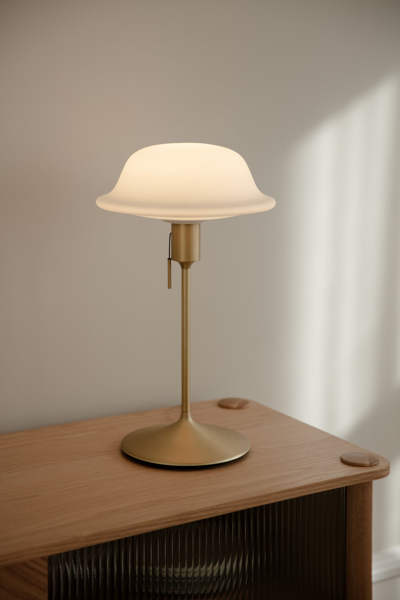 Butler bordlampe, hvid og børstet messing look • UMAGE
