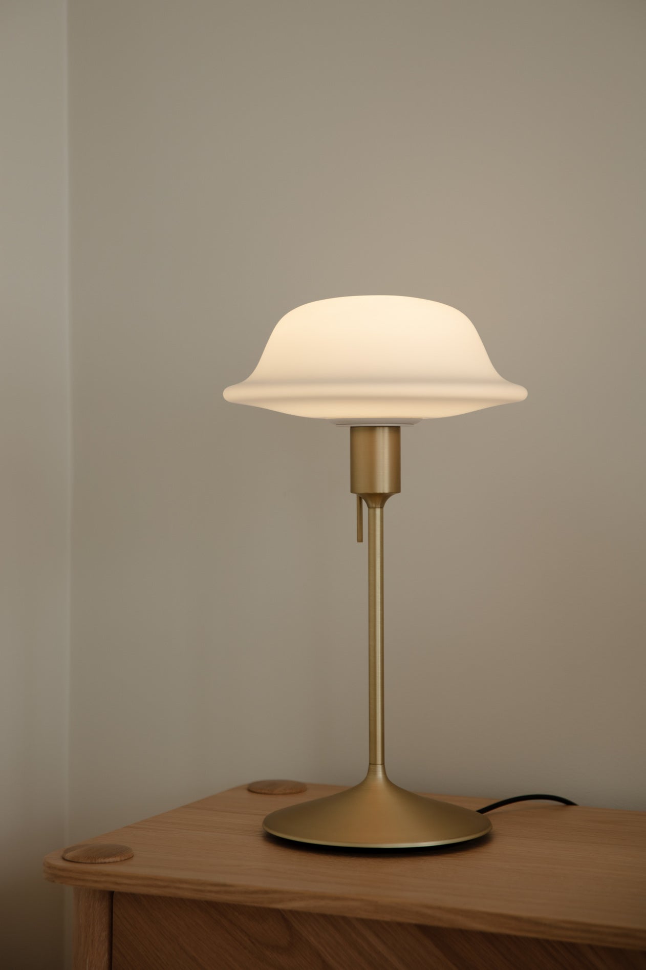 Butler bordlampe, hvid og børstet messing look • UMAGE