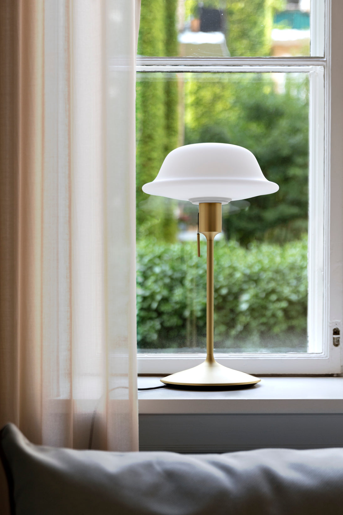 Butler bordlampe, hvid og børstet messing look • UMAGE