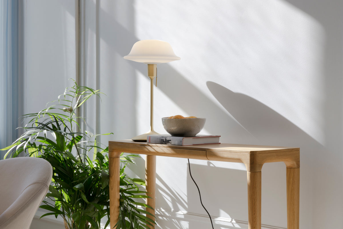 Butler bordlampe, hvid og børstet messing look • UMAGE - Copenhagenhomedesign