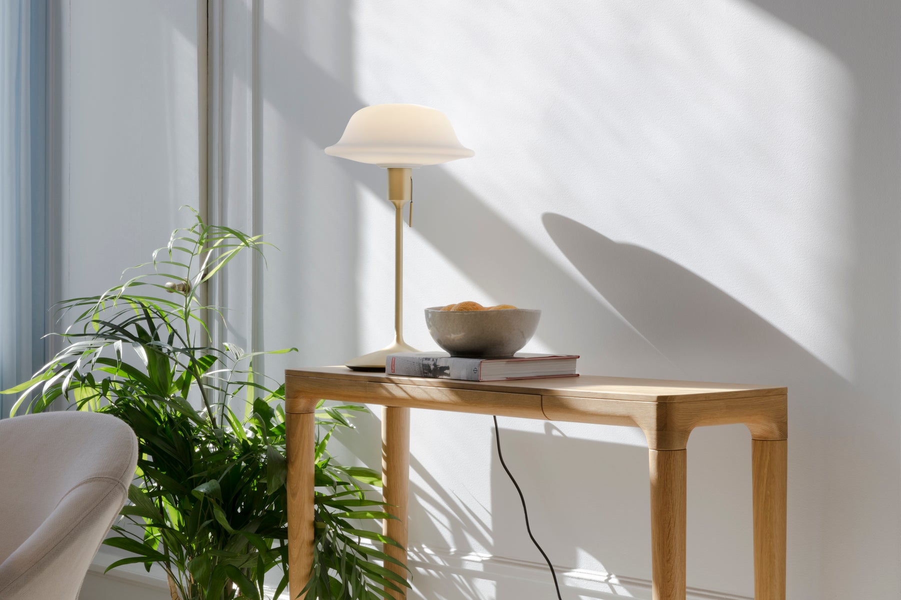 Butler bordlampe, hvid og børstet messing look • UMAGE