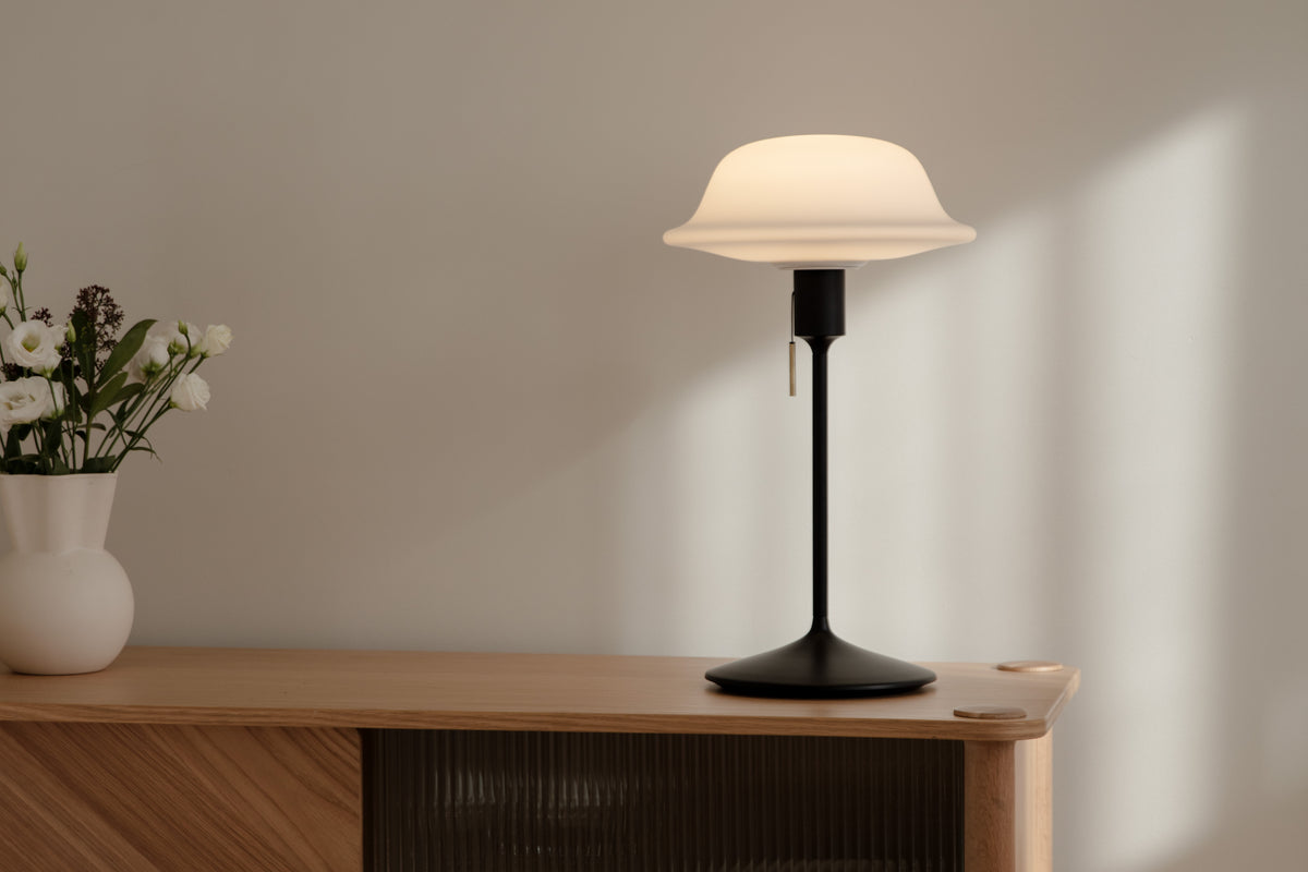 Butler bordlampe, hvid og sort • UMAGE - Copenhagenhomedesign