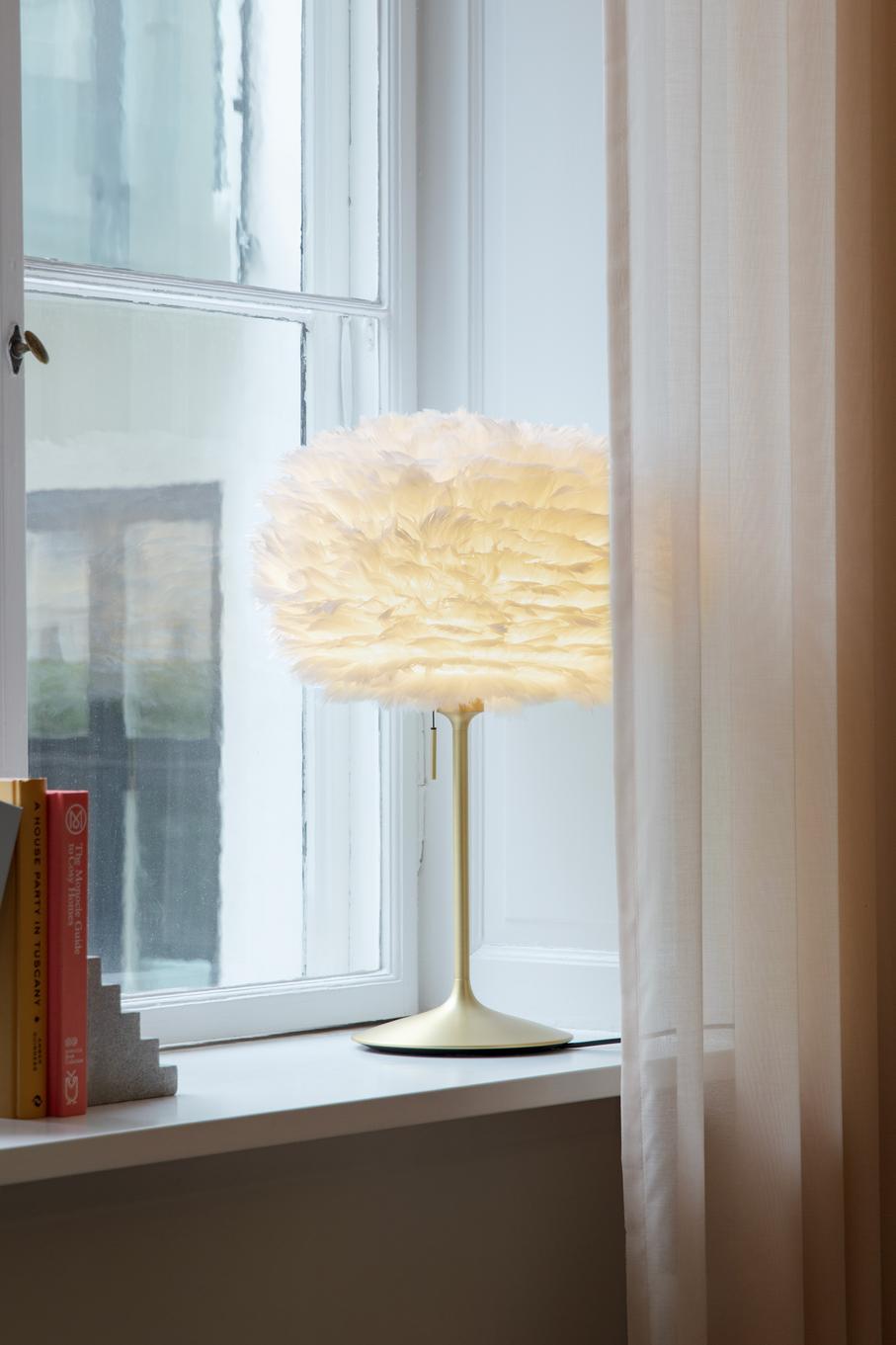 Eos bordlampe, hvid og børstet messing look • UMAGE