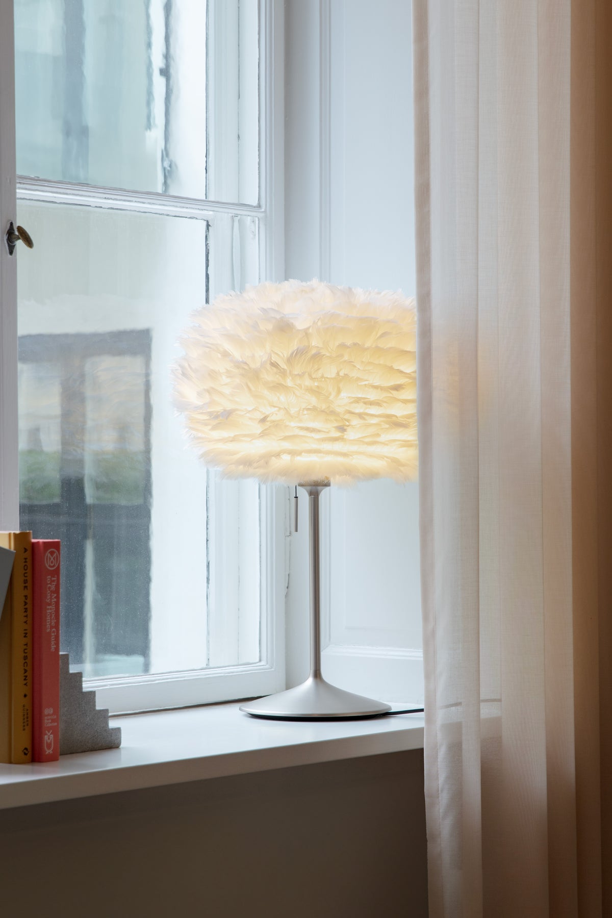 Eos bordlampe, hvid og børstet stål look • UMAGE - Copenhagenhomedesign