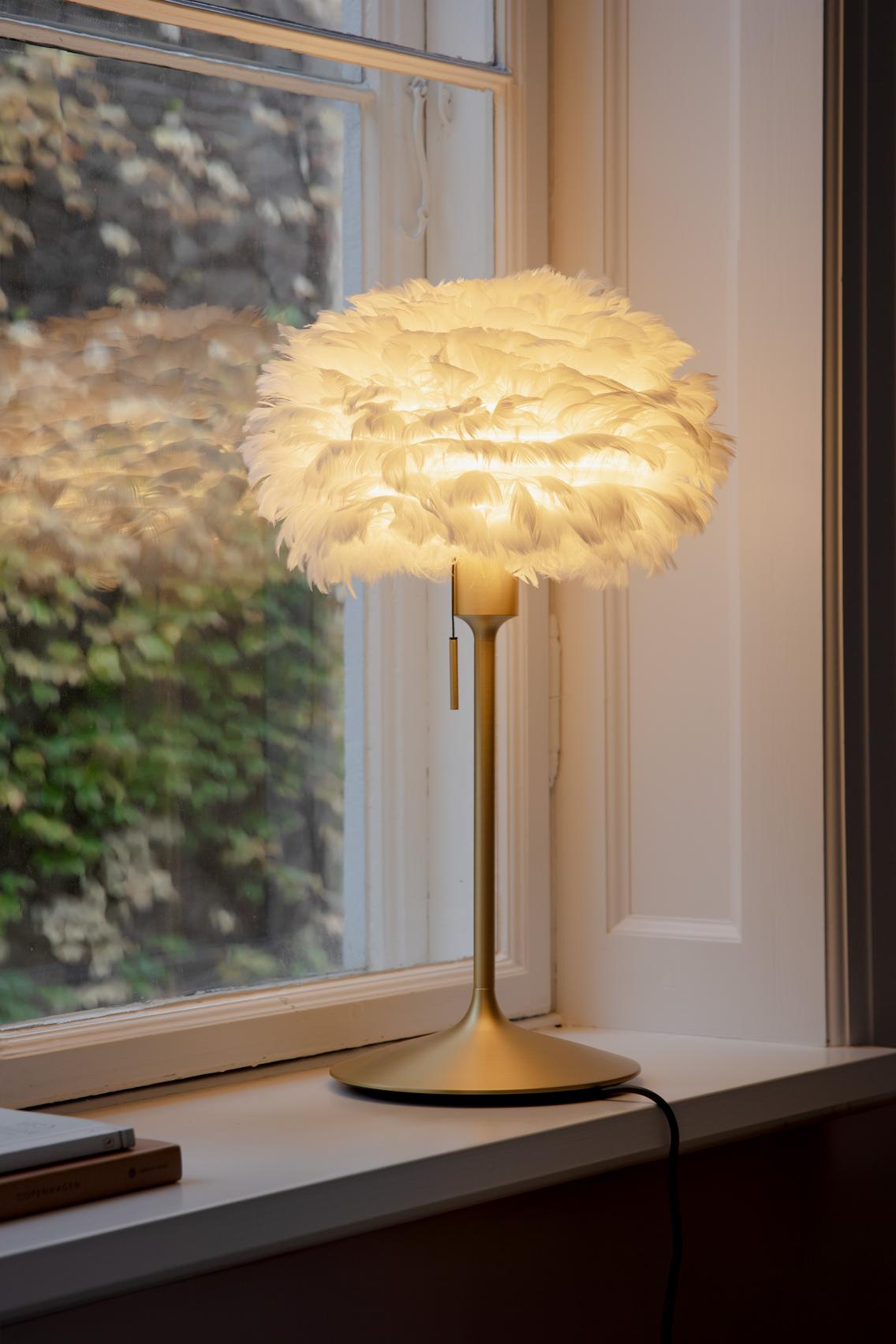Eos bordlampe, hvid og børstet messing look • UMAGE