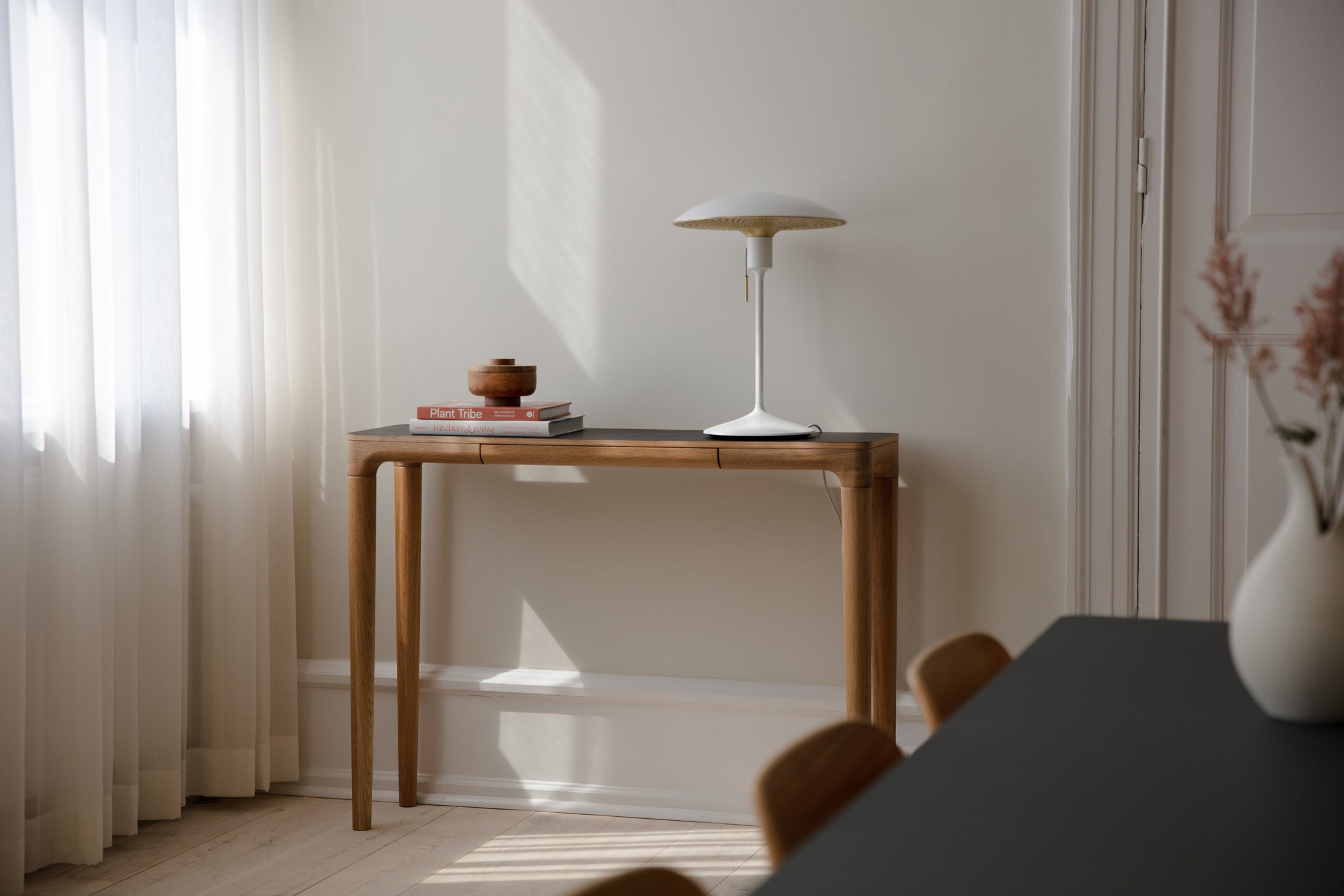 Manta Ray bordlampe, hvid og messing • UMAGE
