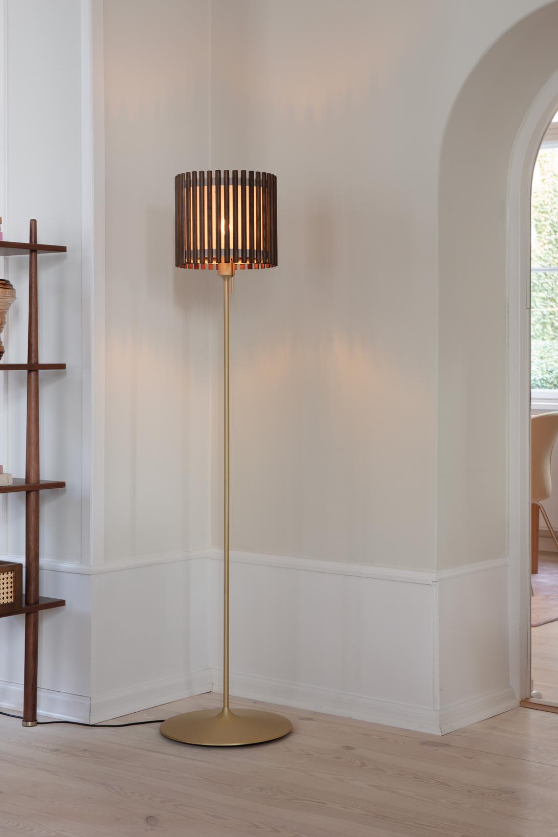 Komorebi Circle gulvlampe, mørk egetræ og børstet messing look • UMAGE