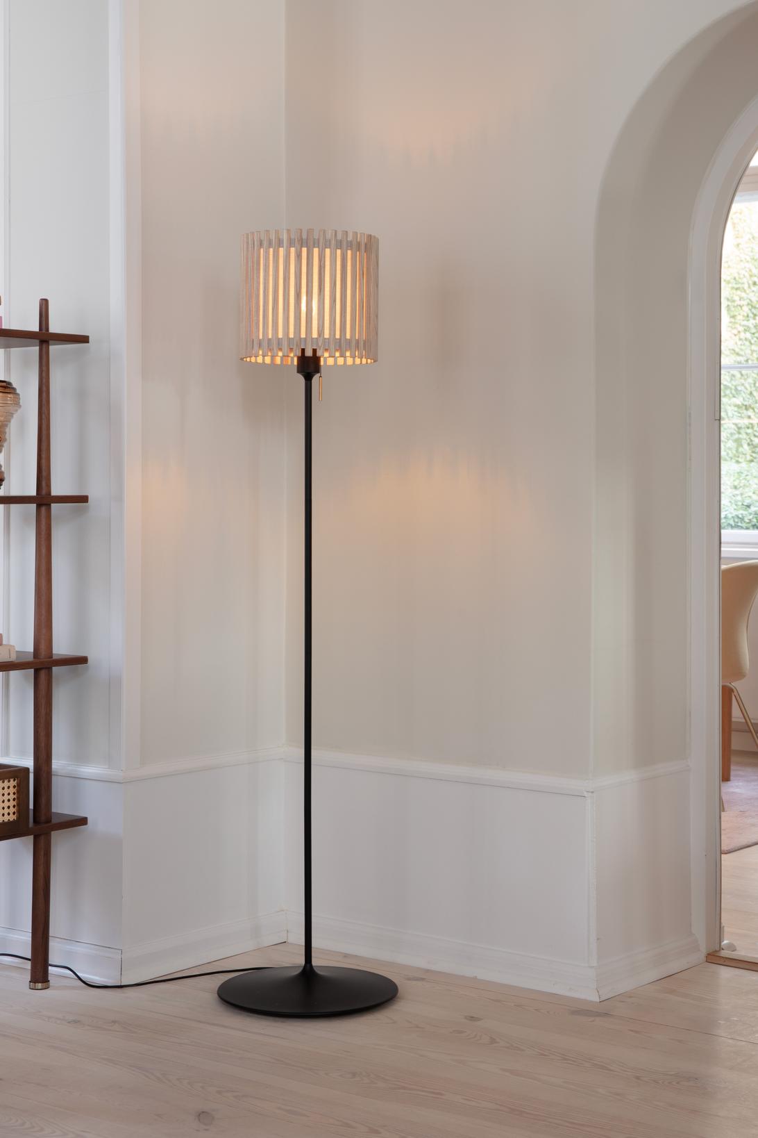 Komorebi Circle gulvlampe, egetræ og sort • UMAGE