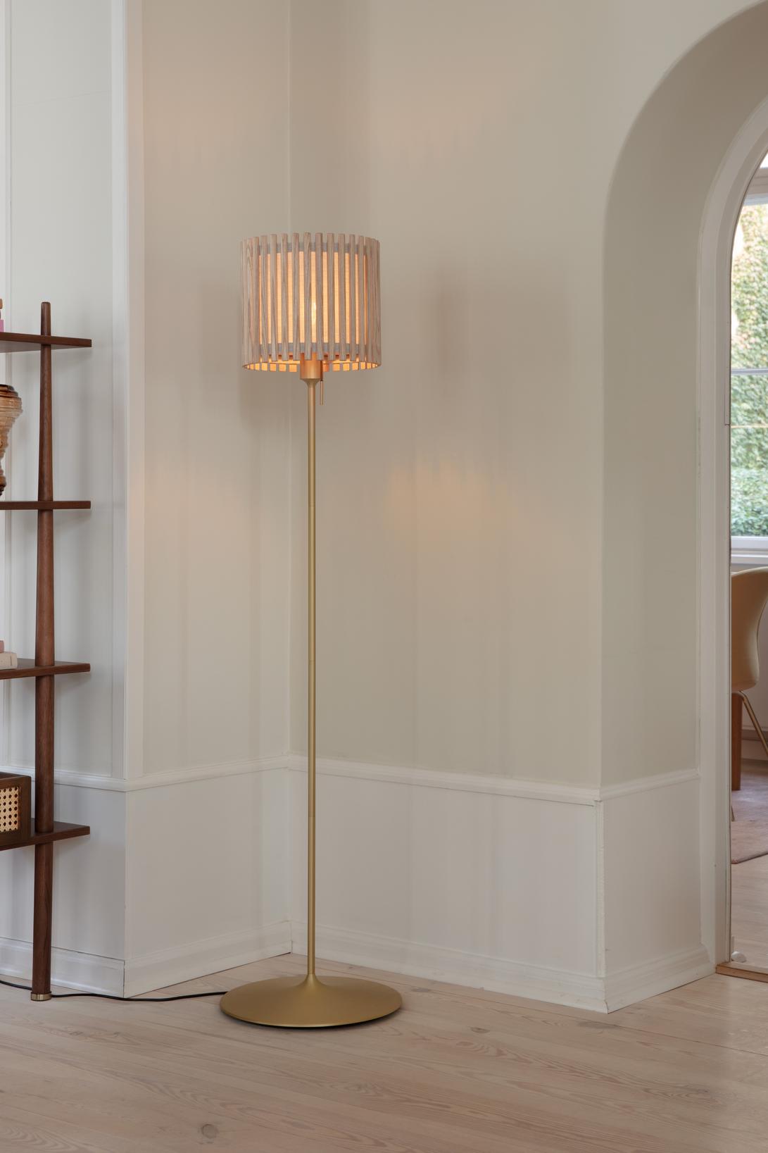 Komorebi Circle gulvlampe, egetræ og børstet messing look • UMAGE