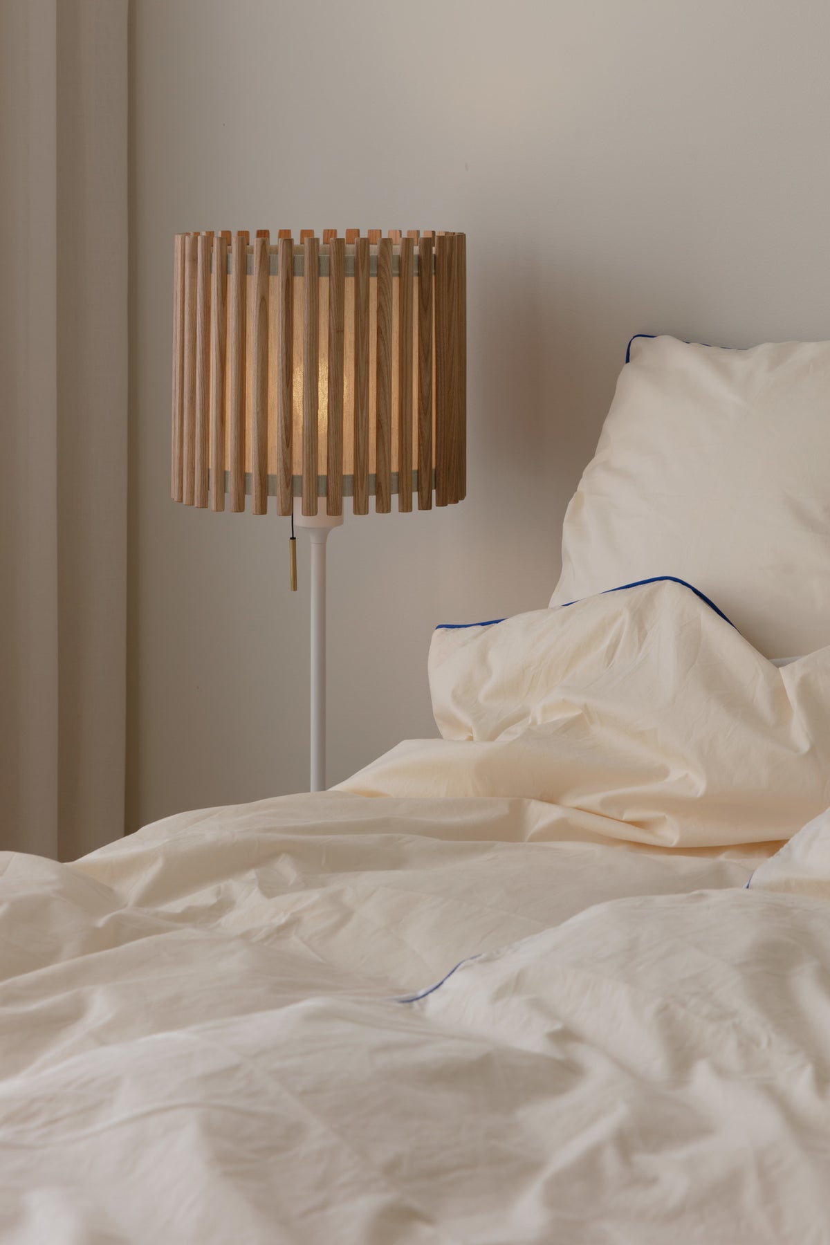 Komorebi Circle bordlampe, egetræ og hvid • UMAGE - Copenhagenhomedesign