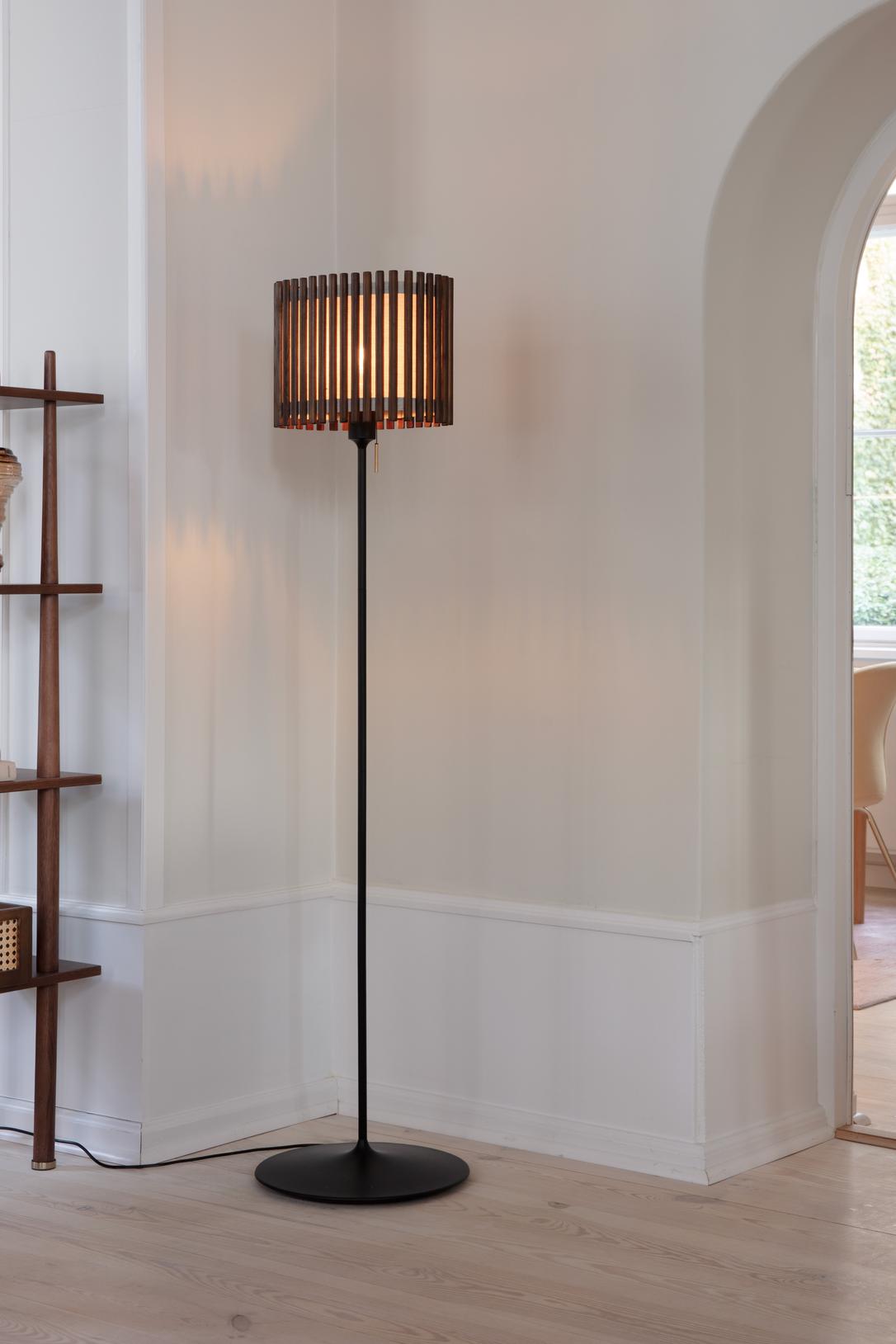 Komorebi Rectangular gulvlampe, mørk egetræ og sort • UMAGE