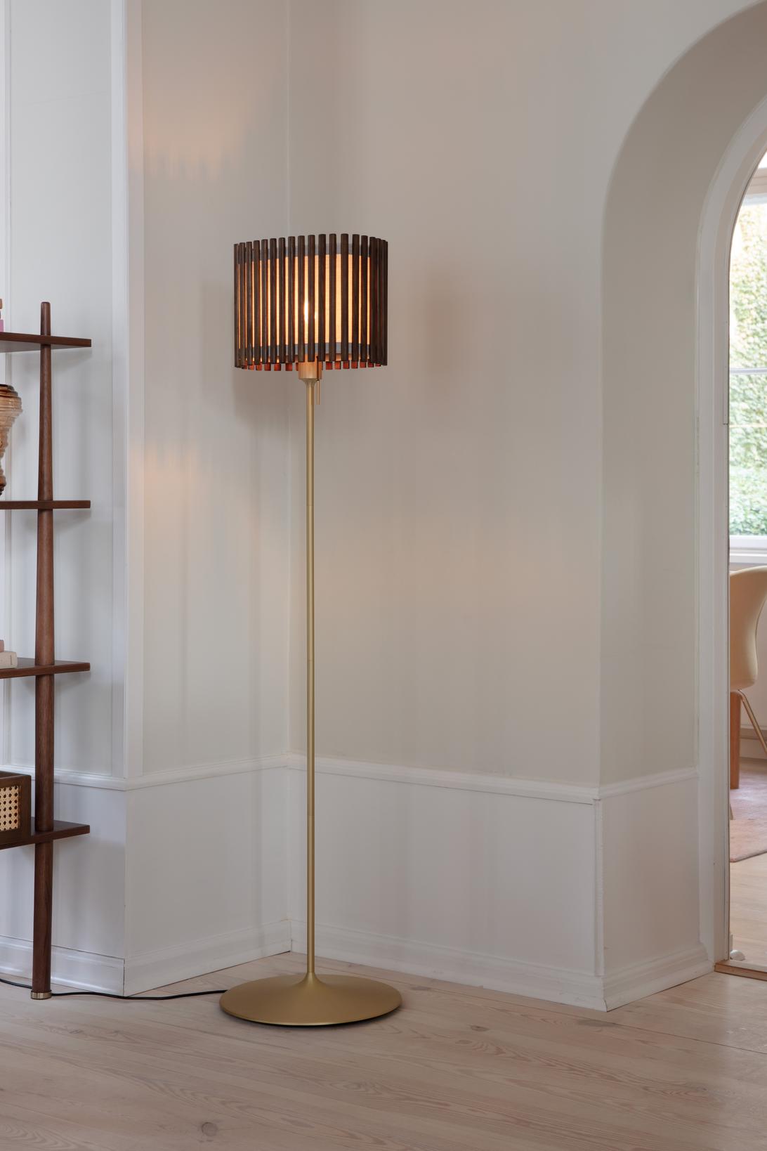 Komorebi Rectangular gulvlampe, mørk egetræ og børstet messing look • UMAGE