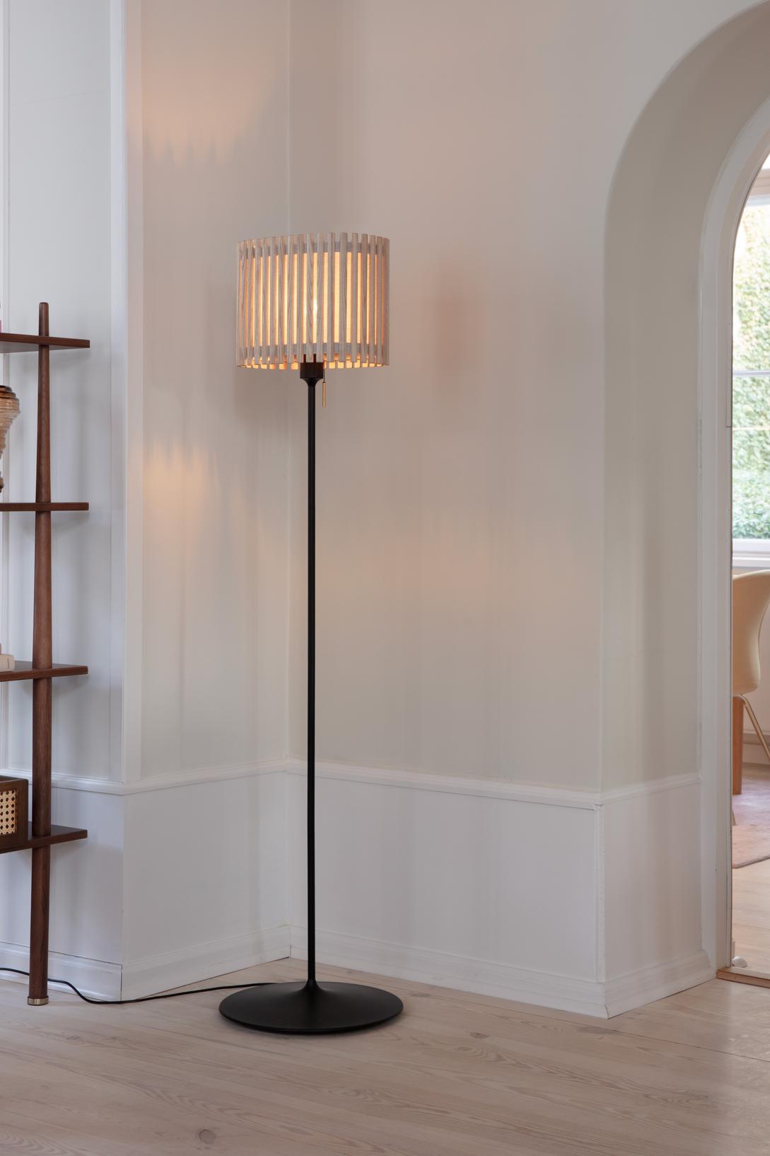 Komorebi Rectangular gulvlampe, egetræ og sort • UMAGE