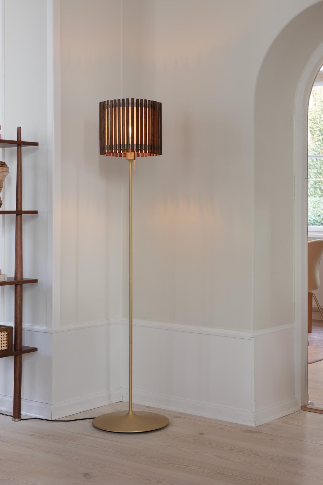 Komorebi Square gulvlampe, mørk egetræ og børstet messing look • UMAGE